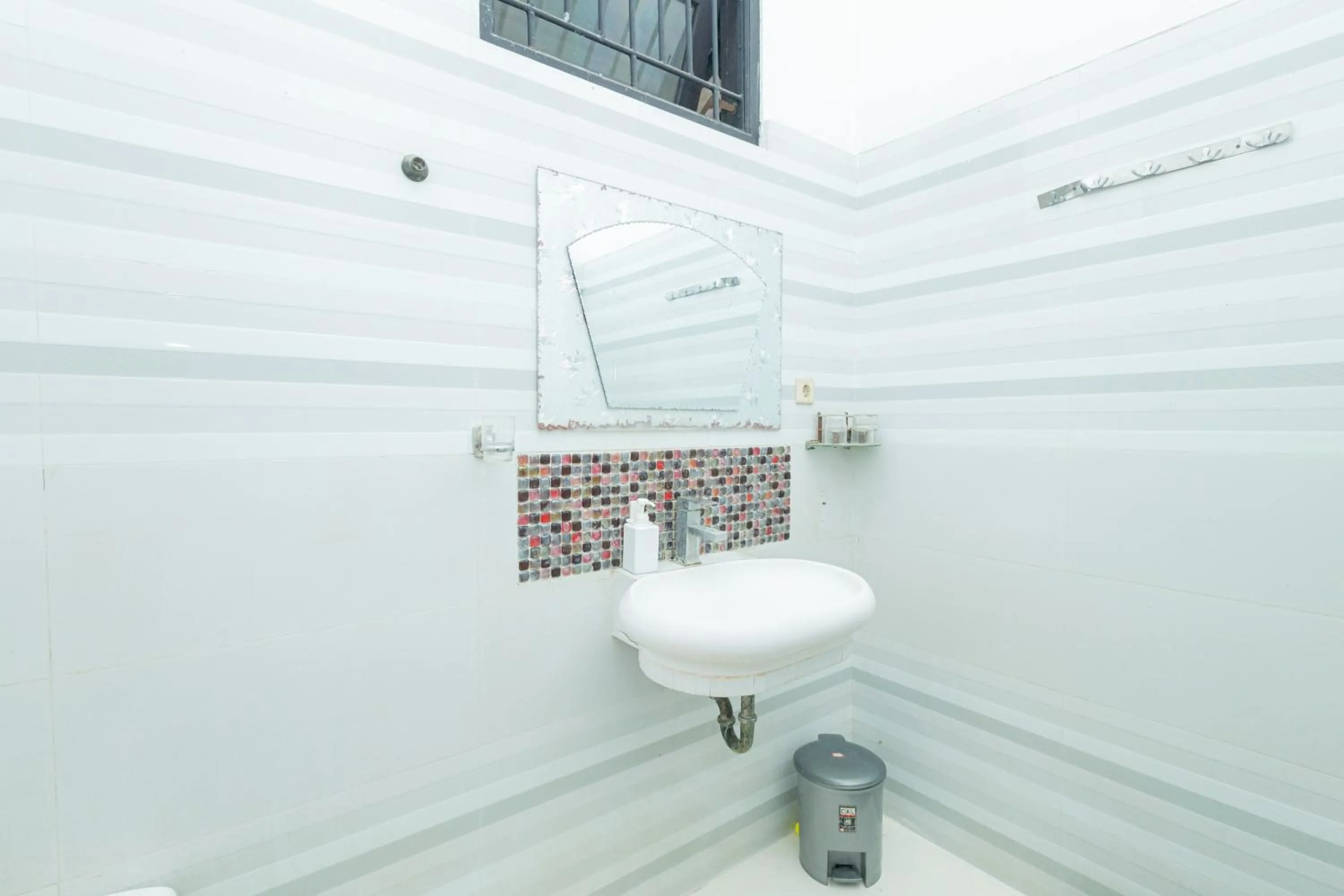 Shower in Boss Residence Serang Mitra RedDoorz