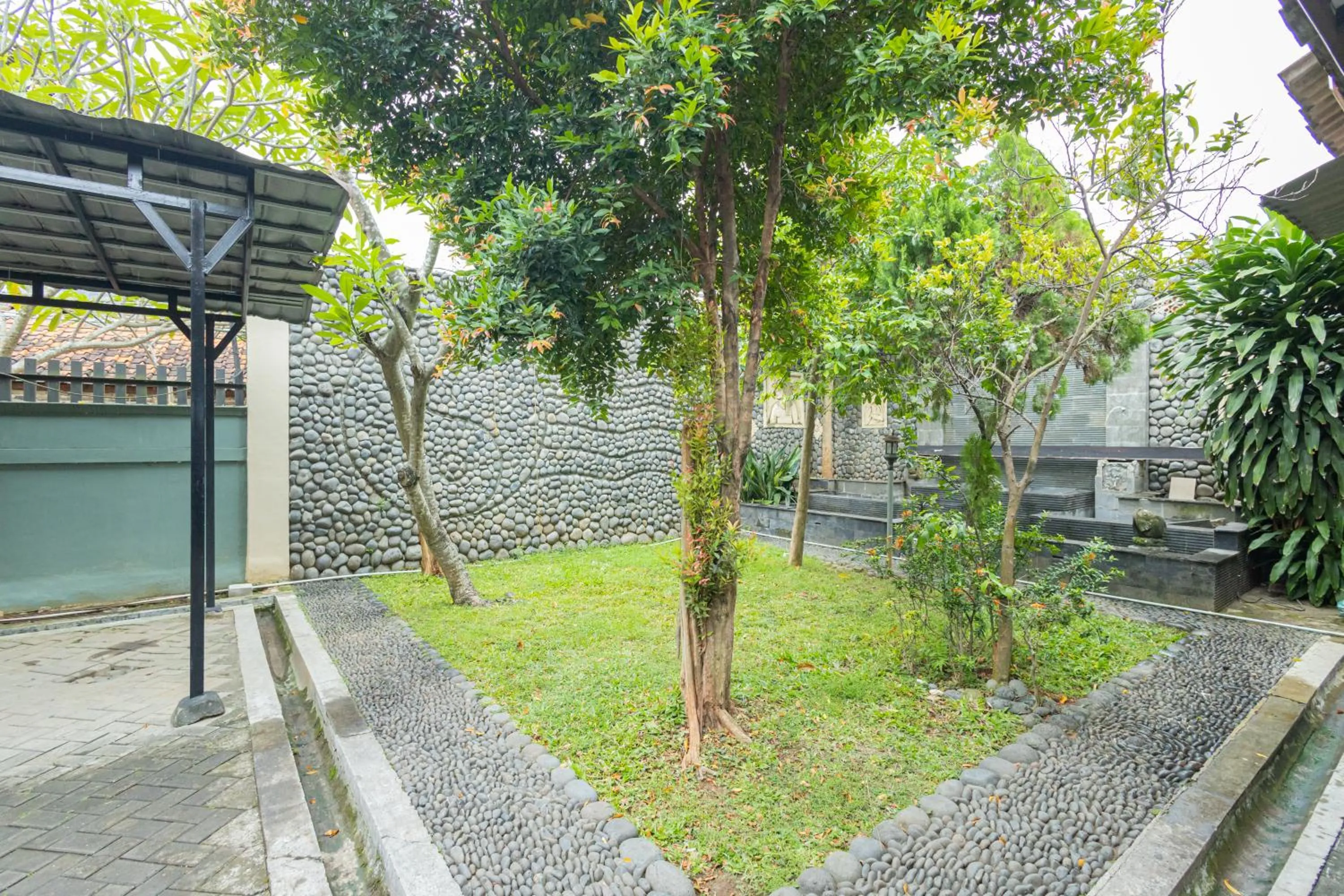 Garden view in Boss Residence Serang Mitra RedDoorz