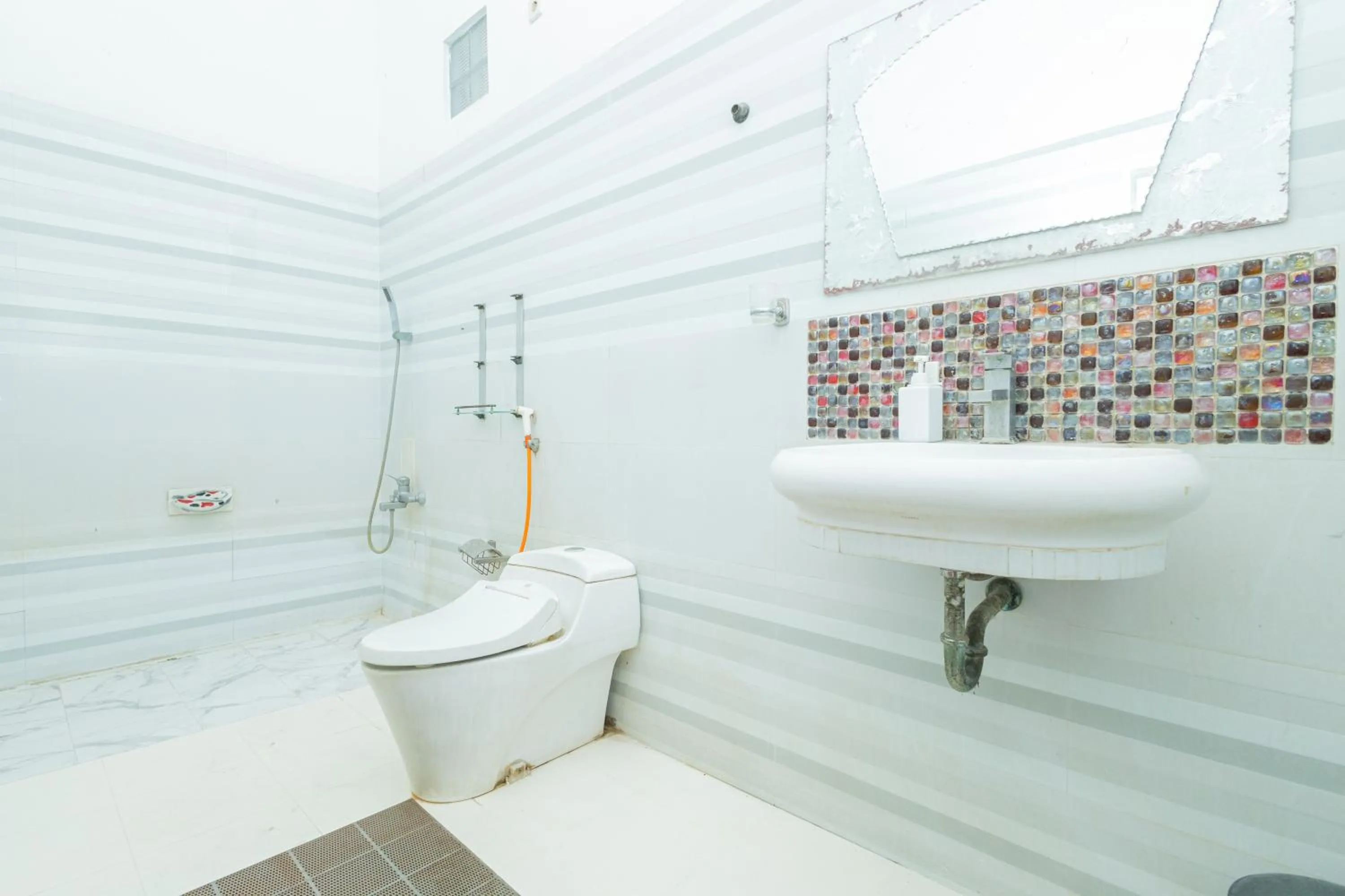 Shower in Boss Residence Serang Mitra RedDoorz