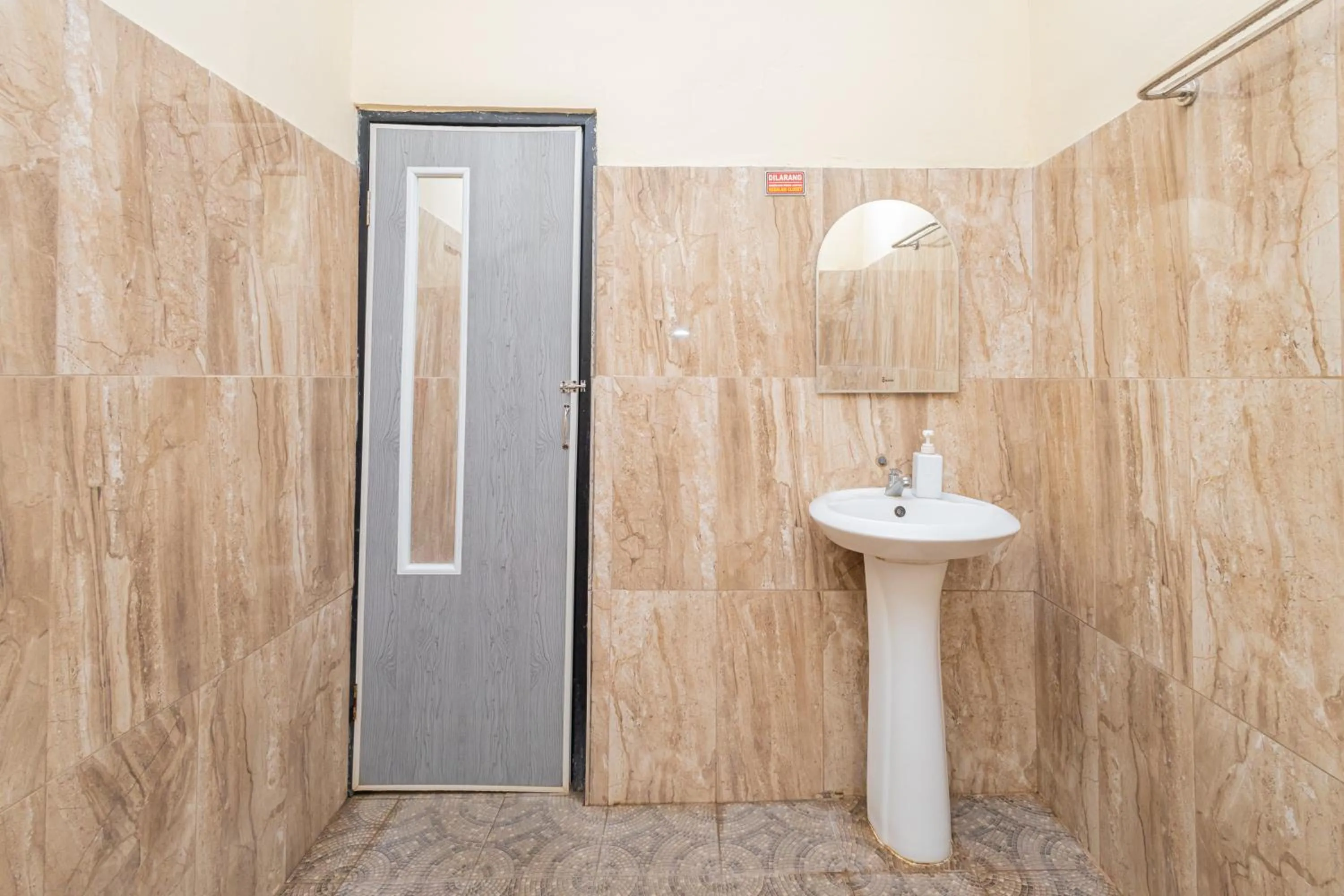 Bathroom in Boss Residence Serang Mitra RedDoorz