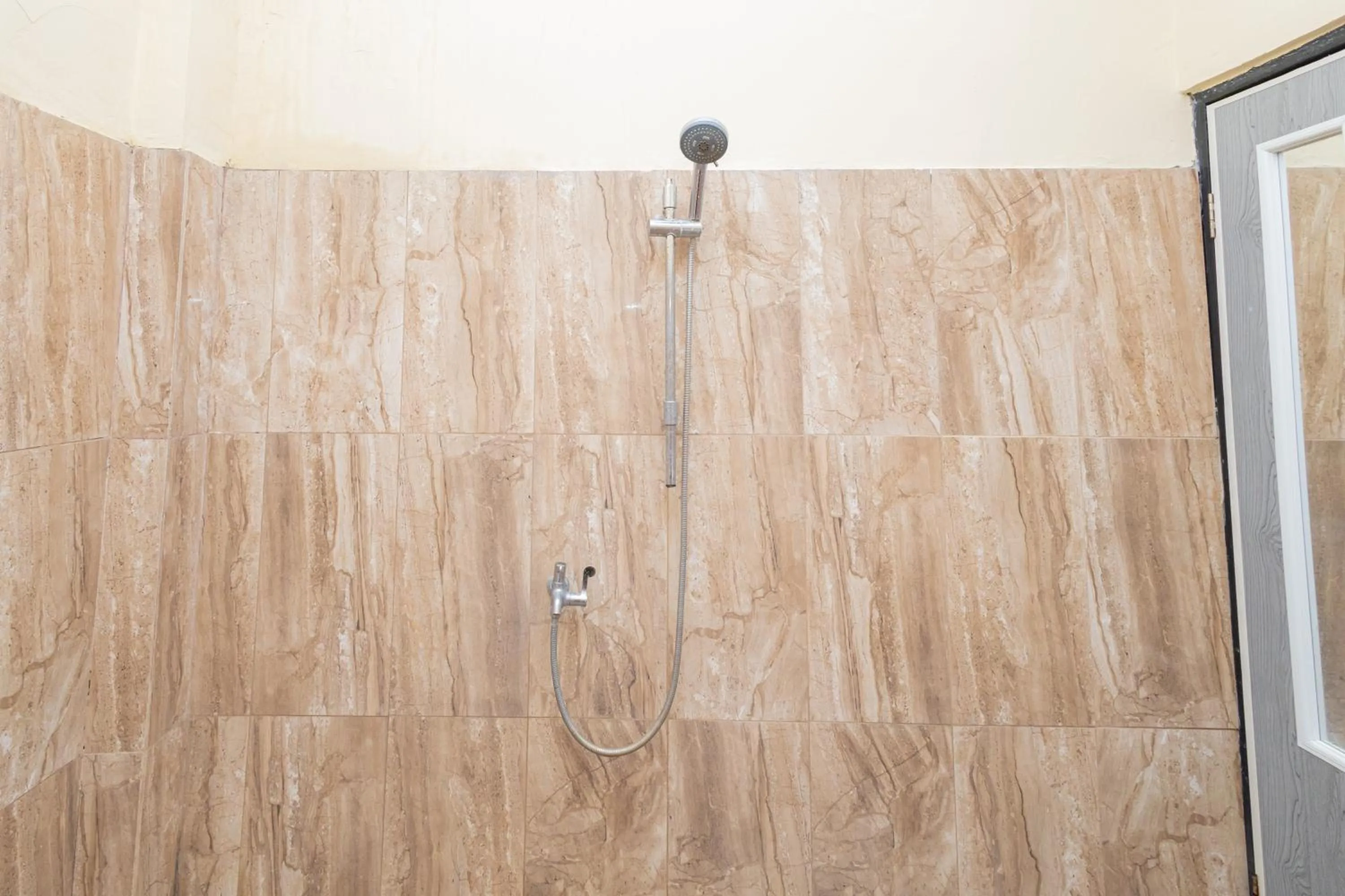 Shower in Boss Residence Serang Mitra RedDoorz