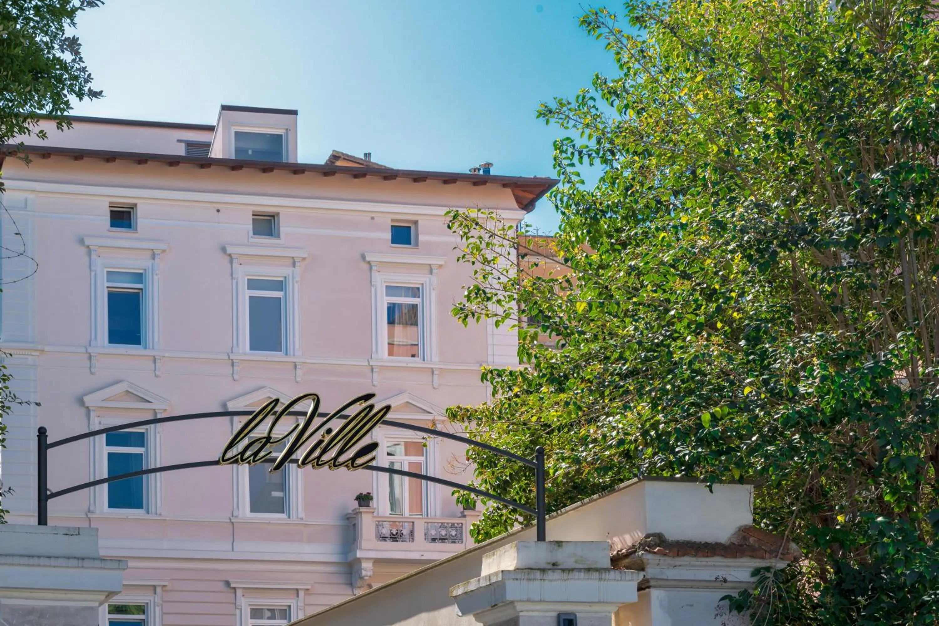 Property building in Hotel La Ville Rome