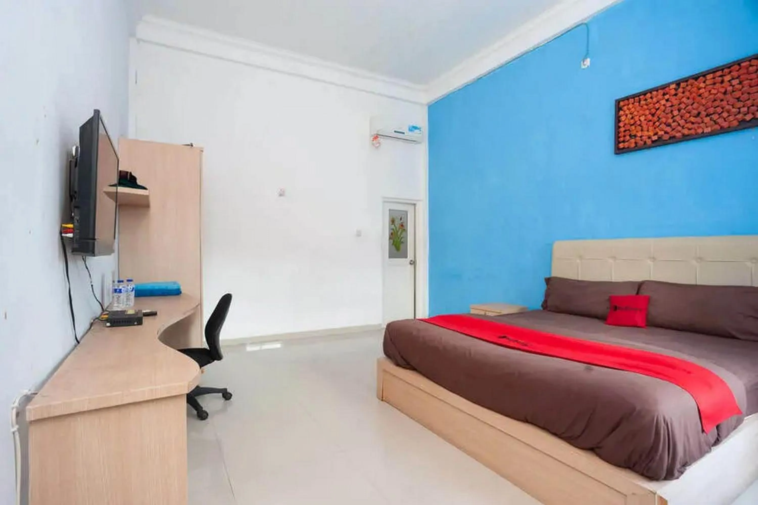 Bedroom, Bed in RedDoorz at Jalan HOS Cokroaminoto Jambi