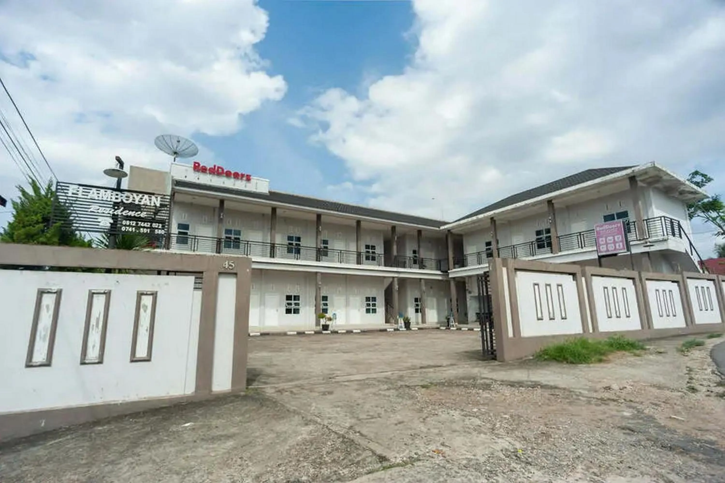 Property building in RedDoorz at Jalan HOS Cokroaminoto Jambi