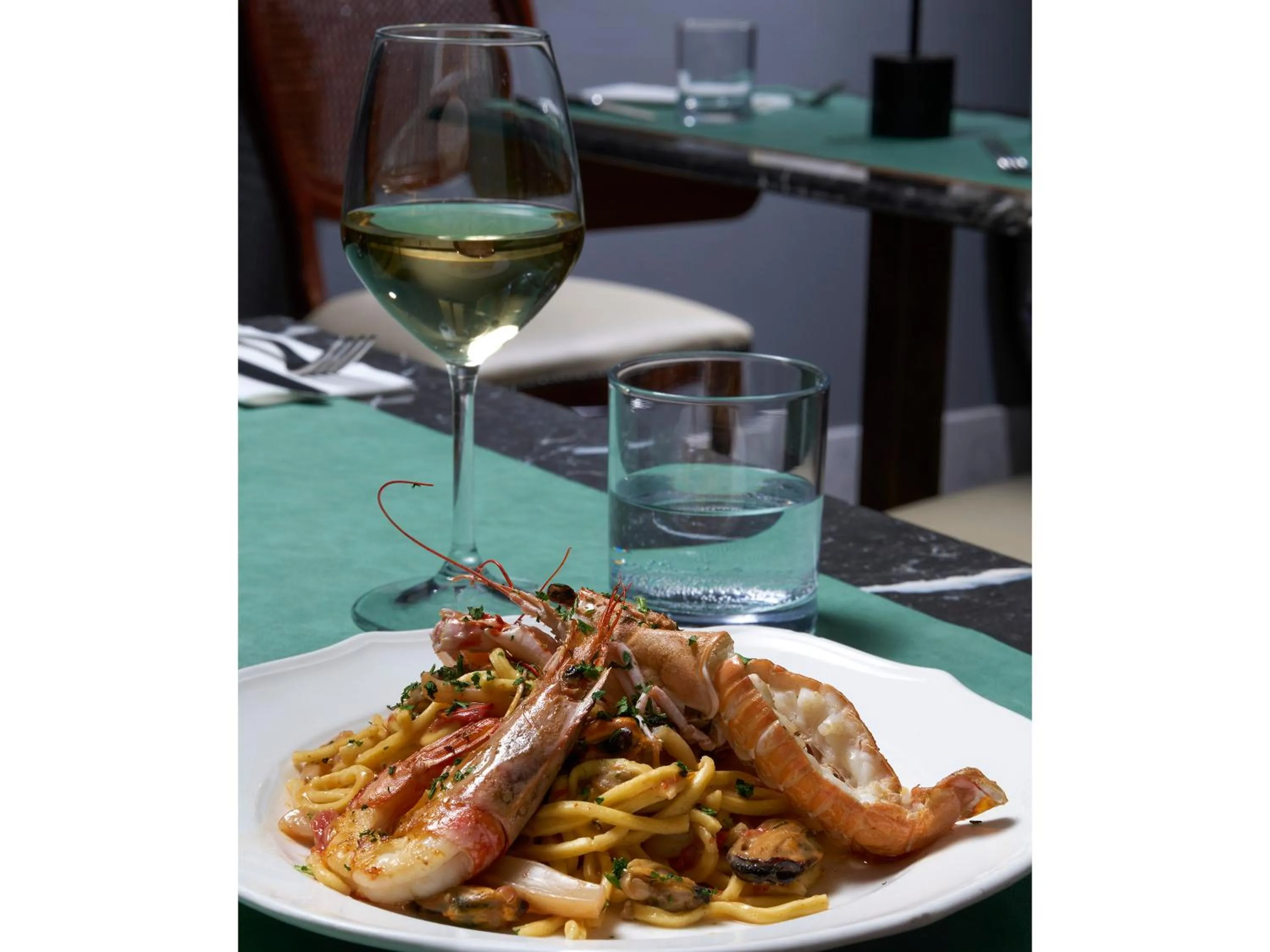 Restaurant/places to eat in Golden Tulip Rome Piram