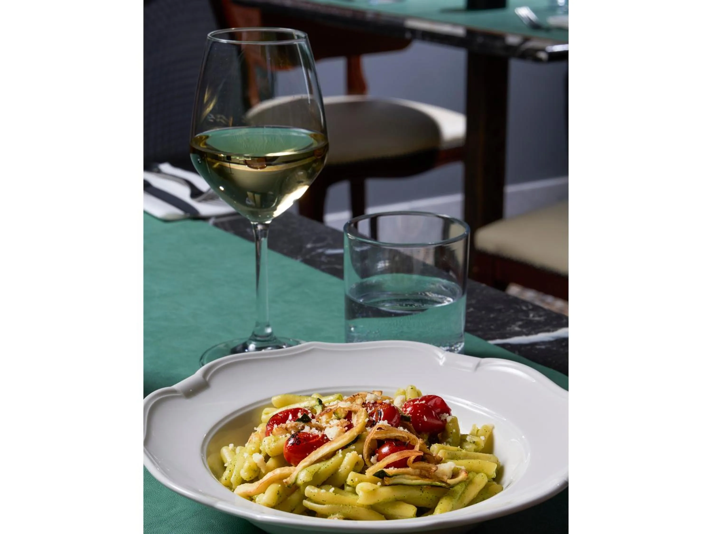 Restaurant/places to eat in Golden Tulip Rome Piram