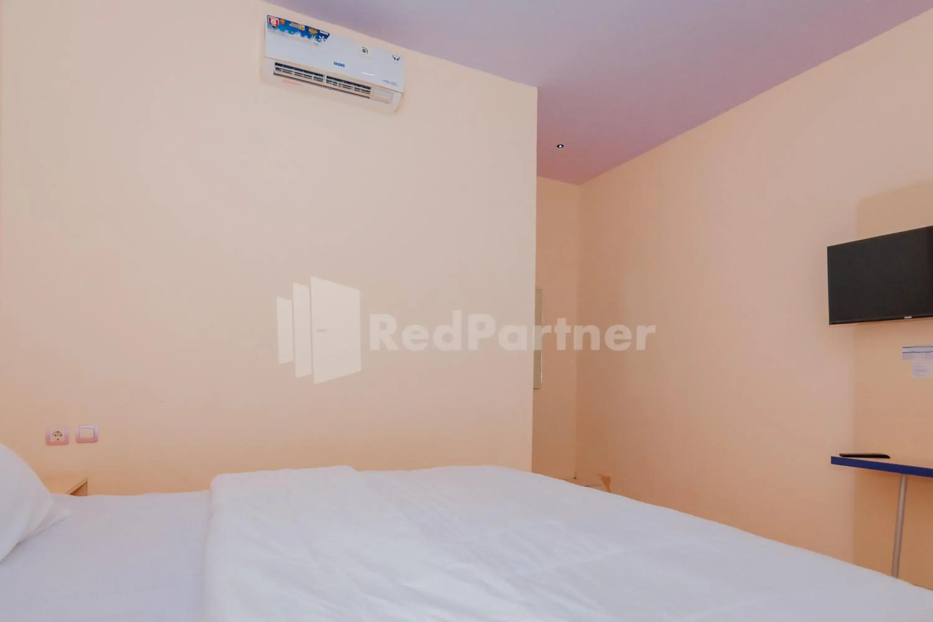 Deluxe Room in Ungu Kangen Hotel Bogor Mitra RedDoorz Deluxe Room in Ungu Kangen Hotel Bogor Mitra RedDoorz