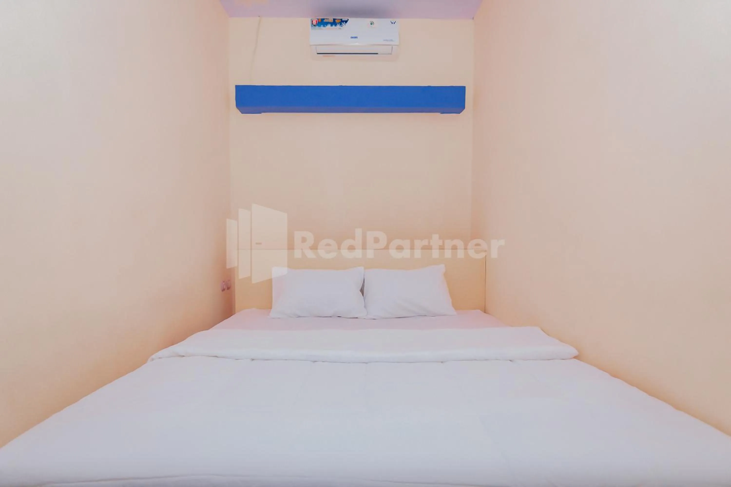 Photo of the whole room, Bed in Ungu Kangen Hotel Bogor Mitra RedDoorz