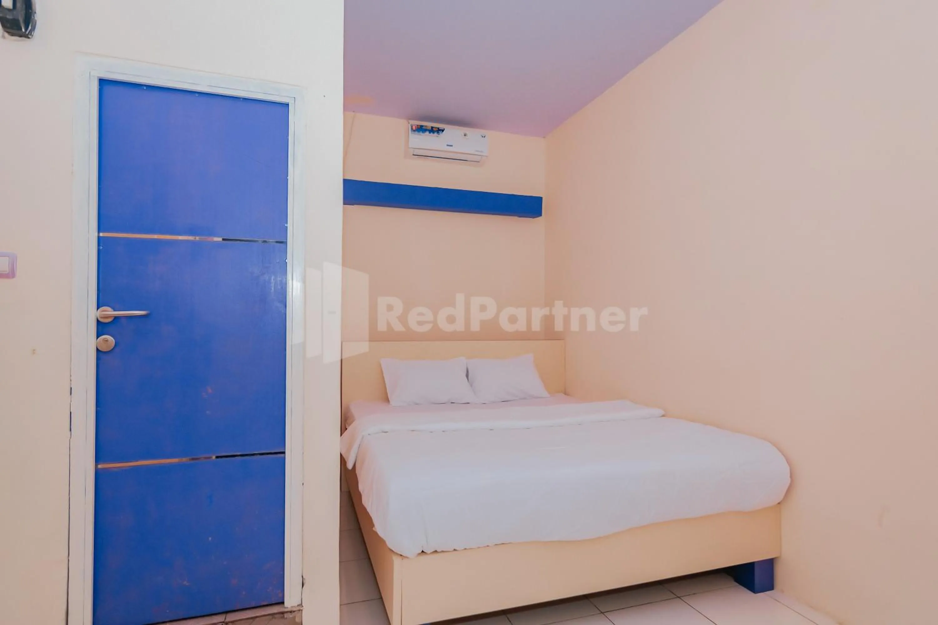 Photo of the whole room, Bed in Ungu Kangen Hotel Bogor Mitra RedDoorz