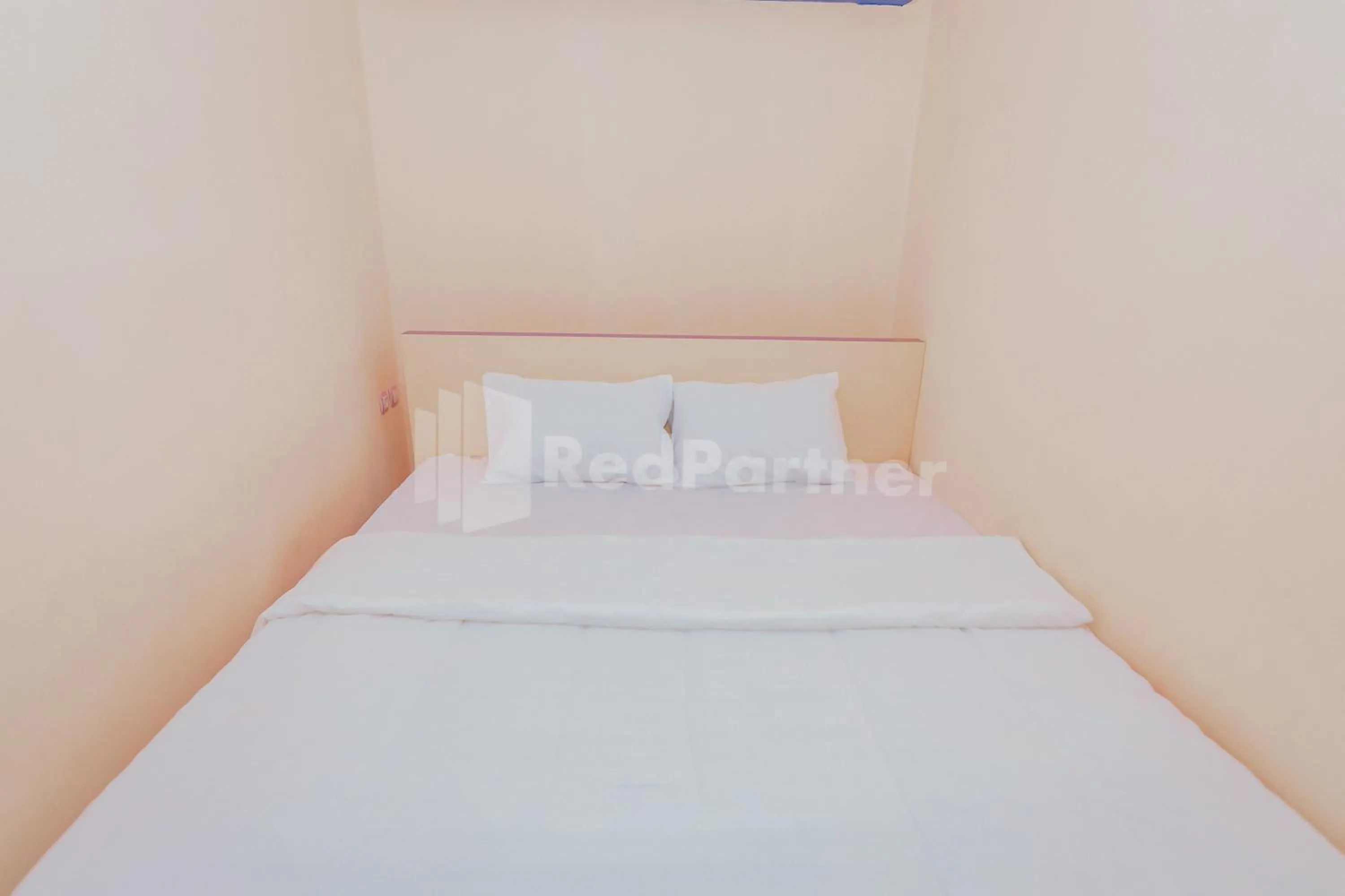 Photo of the whole room, Bed in Ungu Kangen Hotel Bogor Mitra RedDoorz