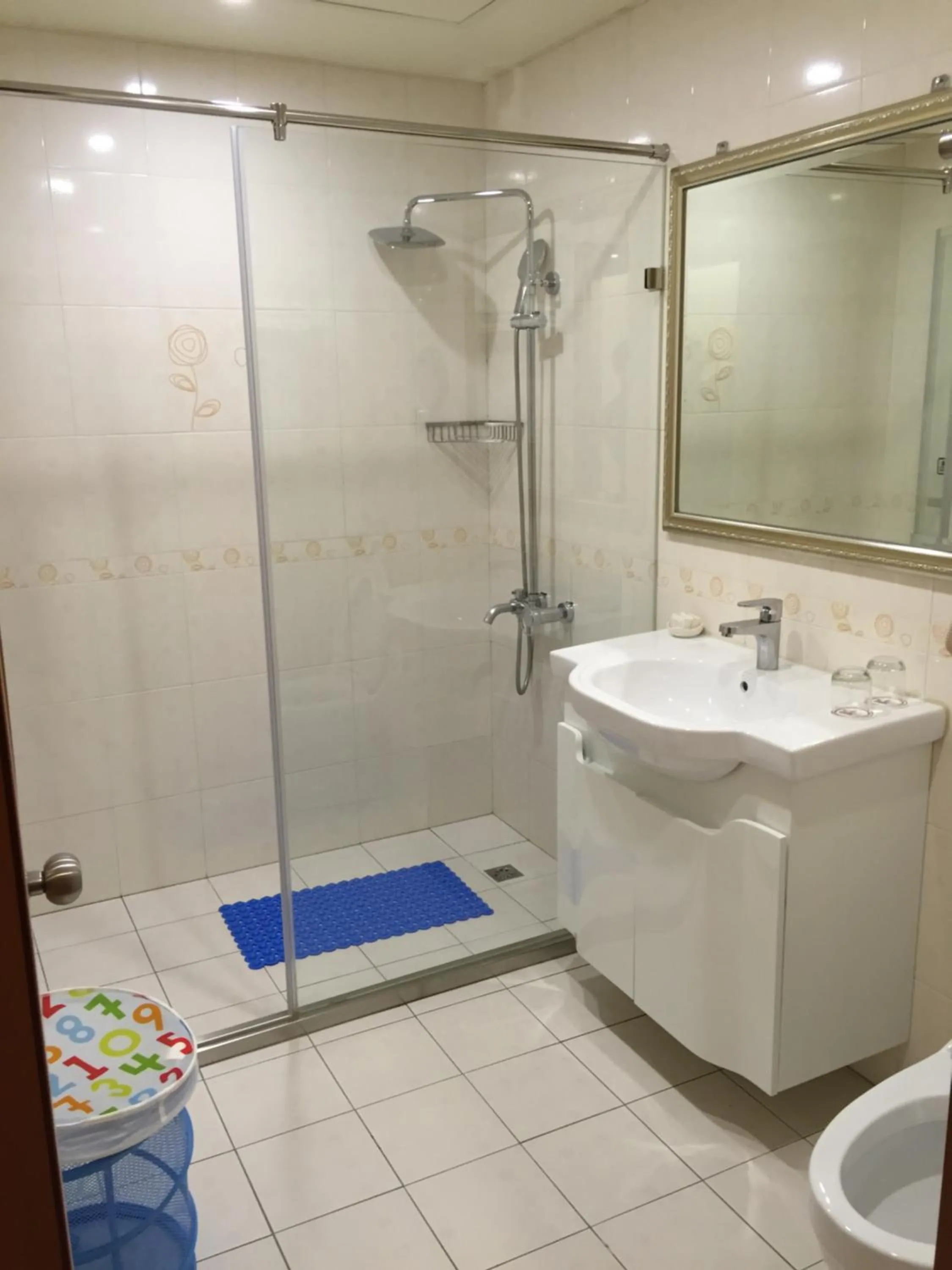 Shower in Kousin Hotel