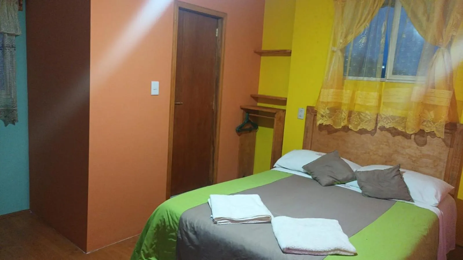 Photo of the whole room, Bed in Hotel California