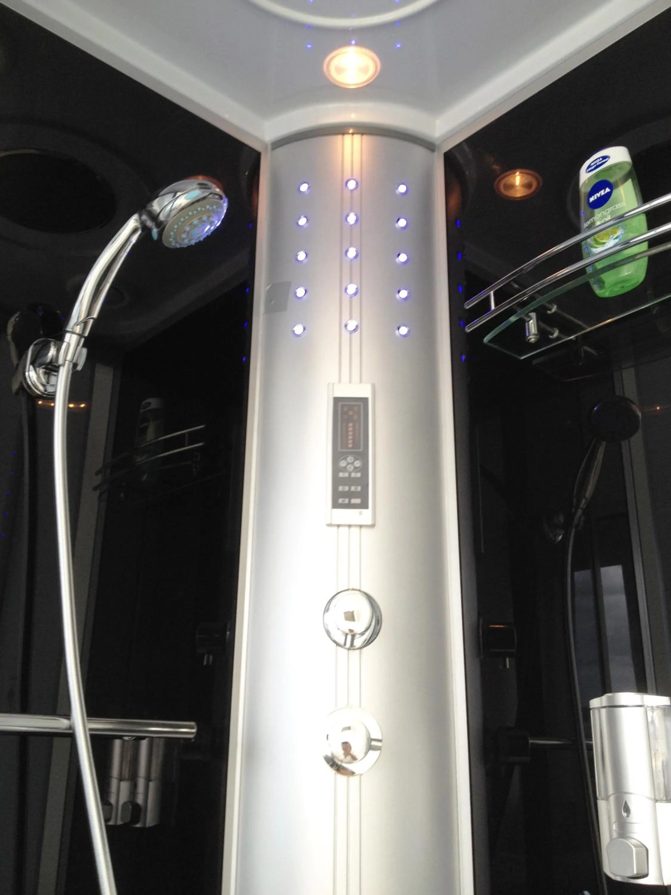 Shower in Business Hostel Wiesbaden ONE