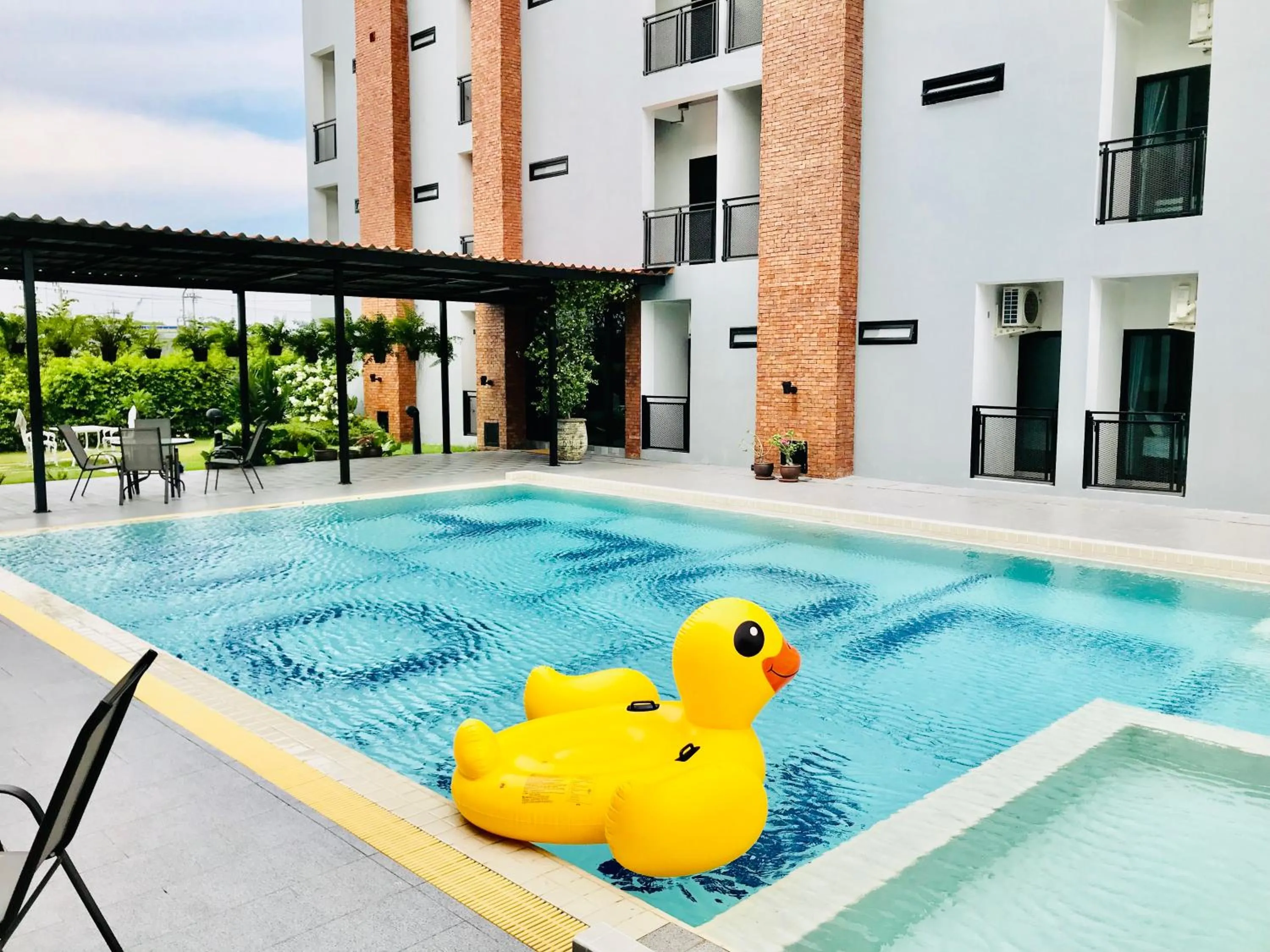 Swimming pool in Loft 202 Hotel