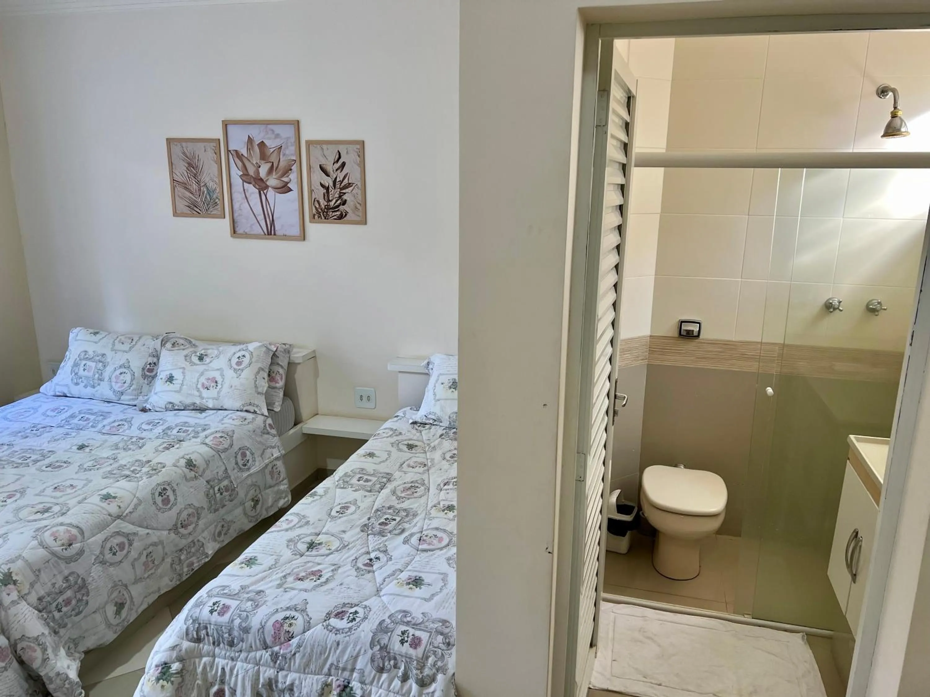 Shower, Bed in The Helvetia Polo Villa