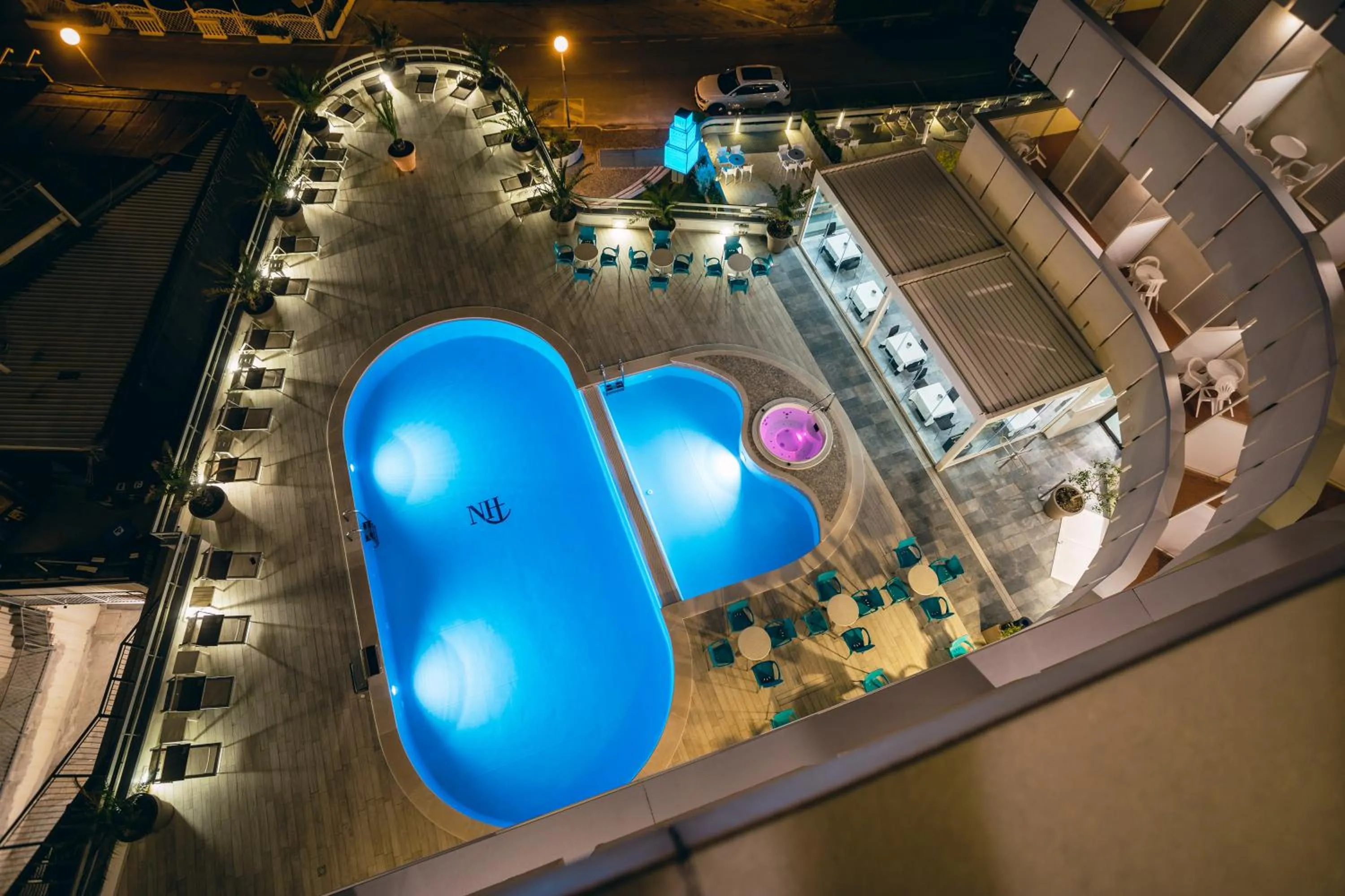 Swimming pool in Waldorf Palace Hotel