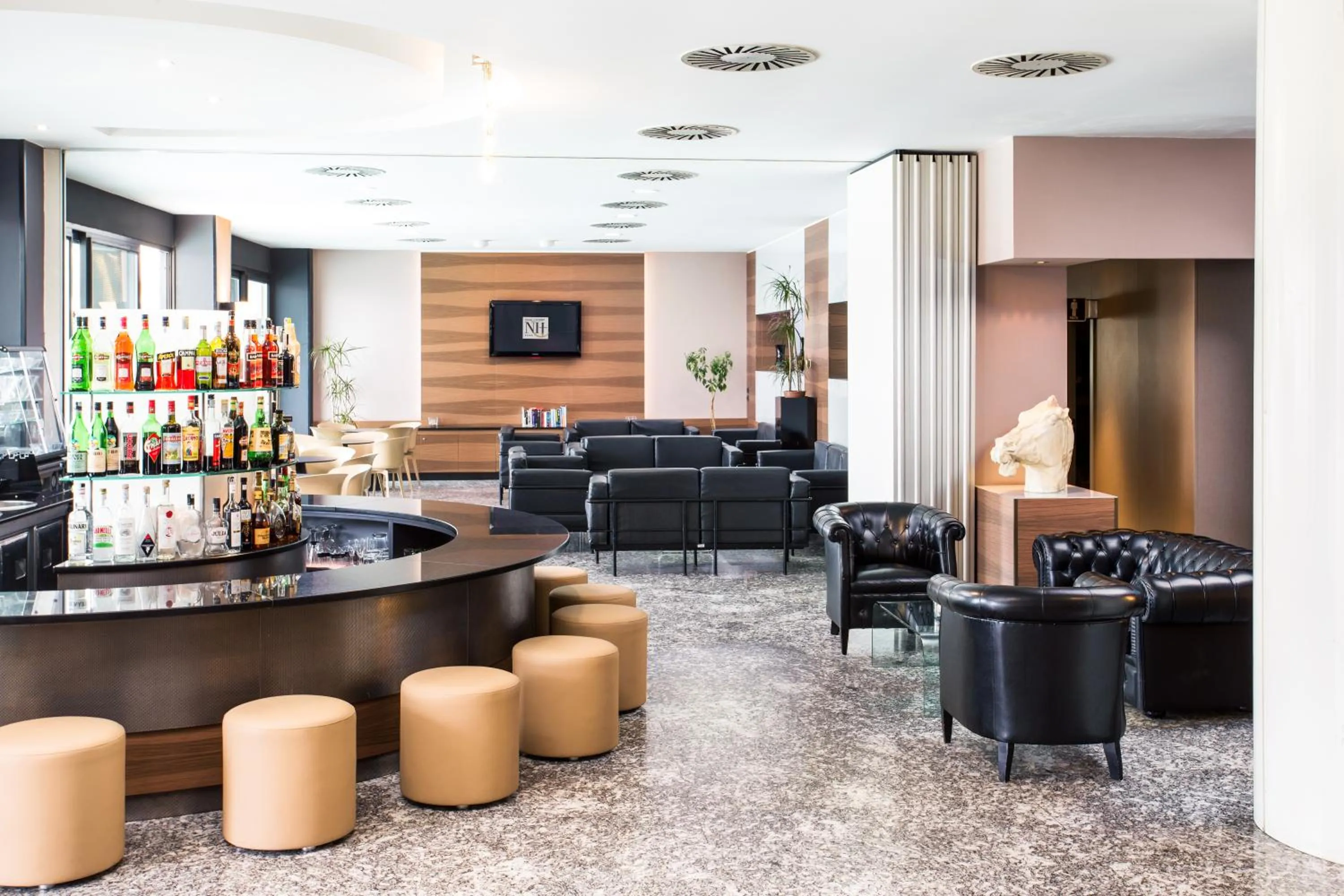 Lounge or bar in Waldorf Palace Hotel