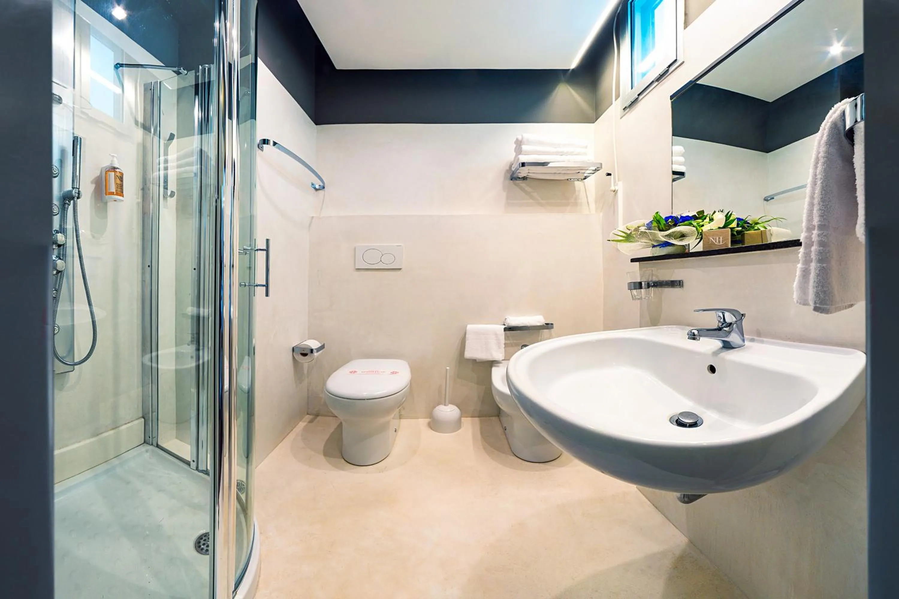 Shower in Waldorf Palace Hotel