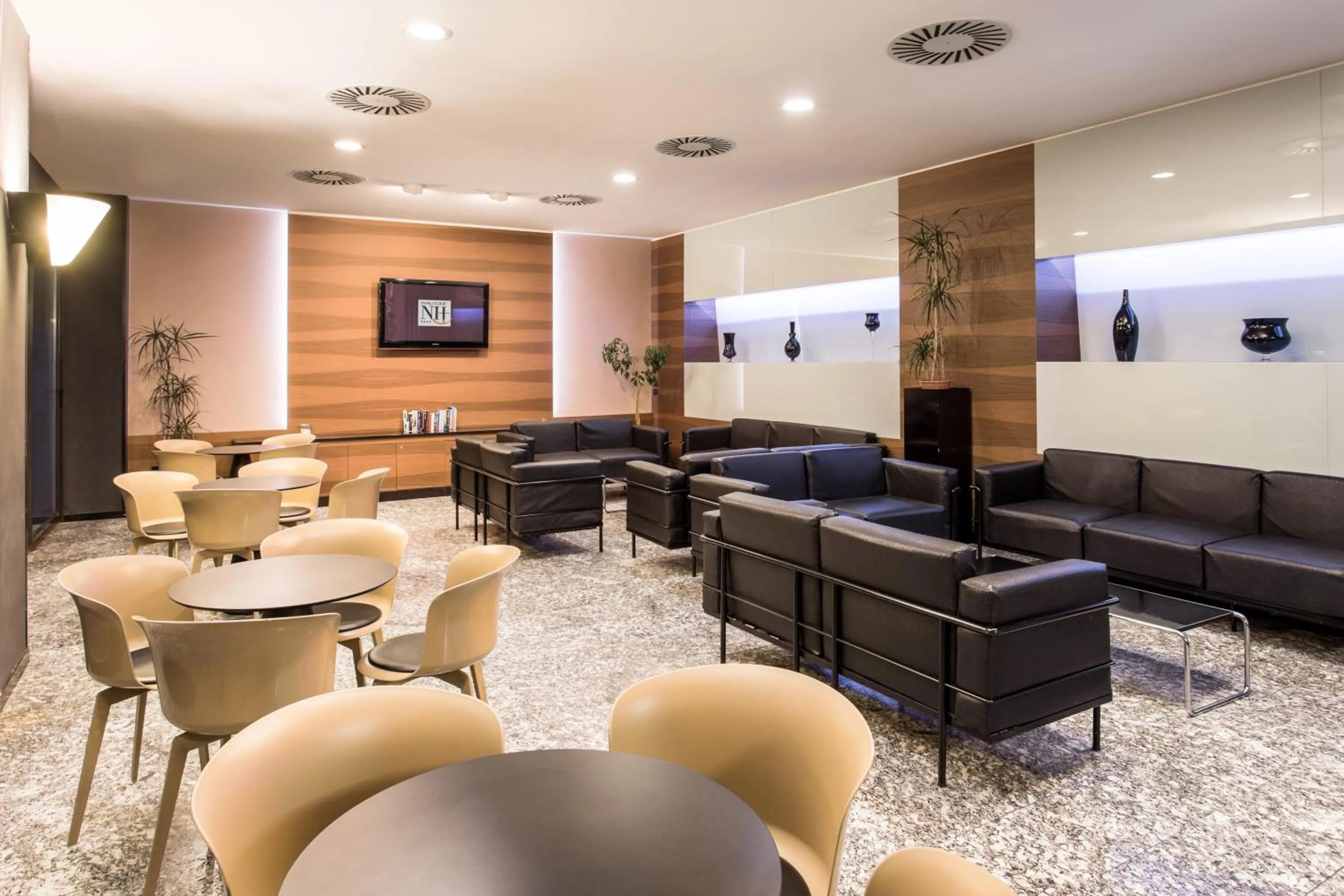 Communal lounge/ TV room in Waldorf Palace Hotel