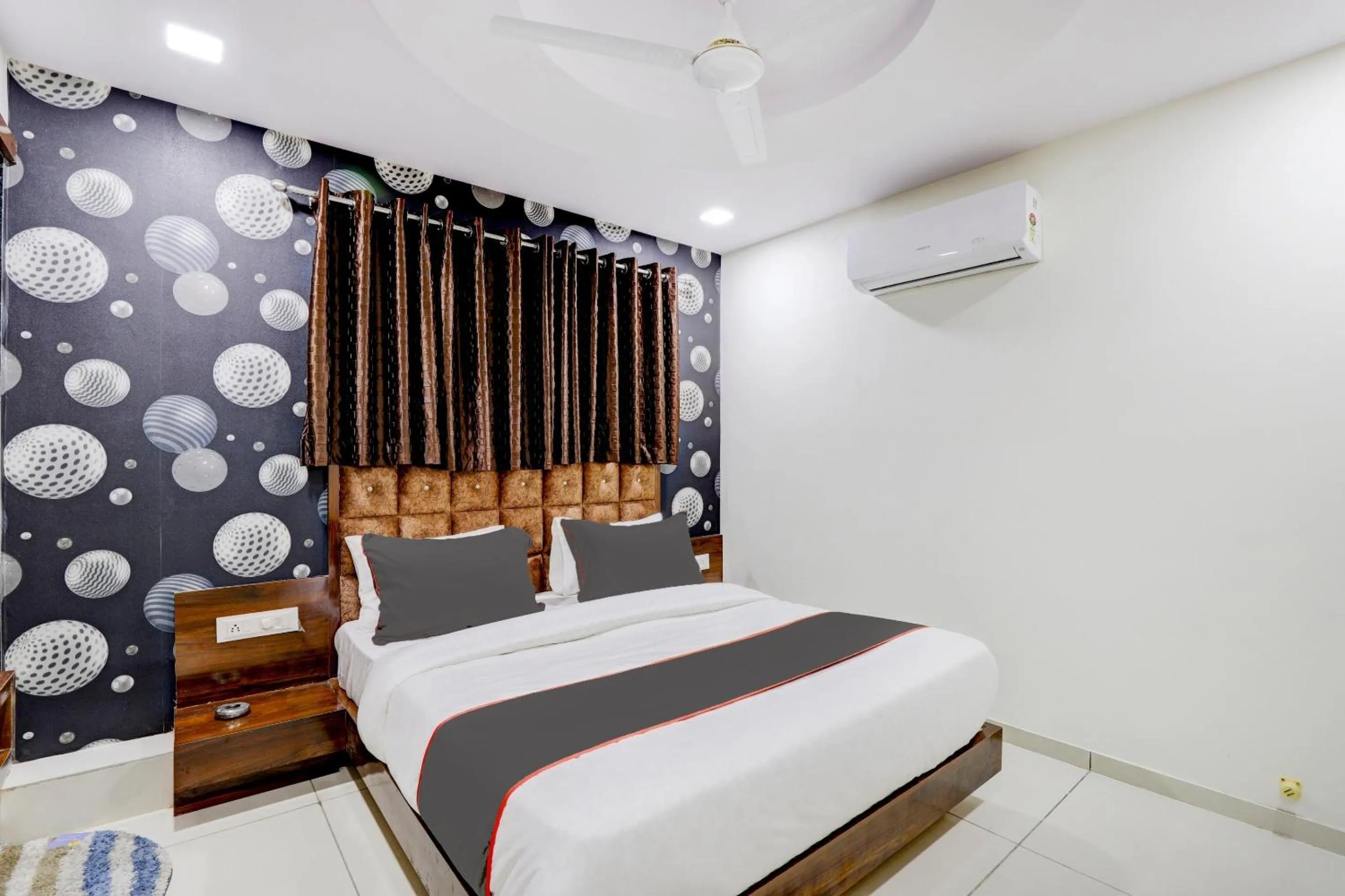 Bedroom, Bed in Collection O Lotus Gold