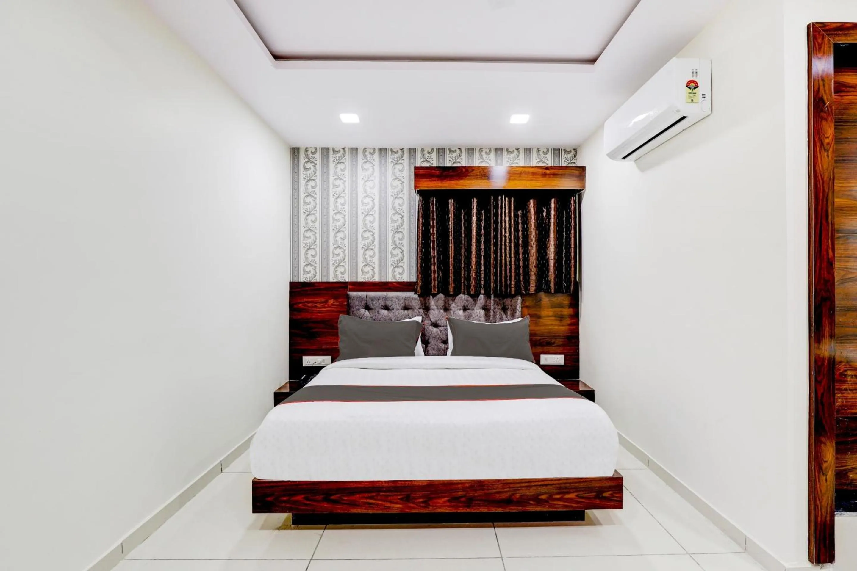 Bedroom, Bed in Collection O Lotus Gold