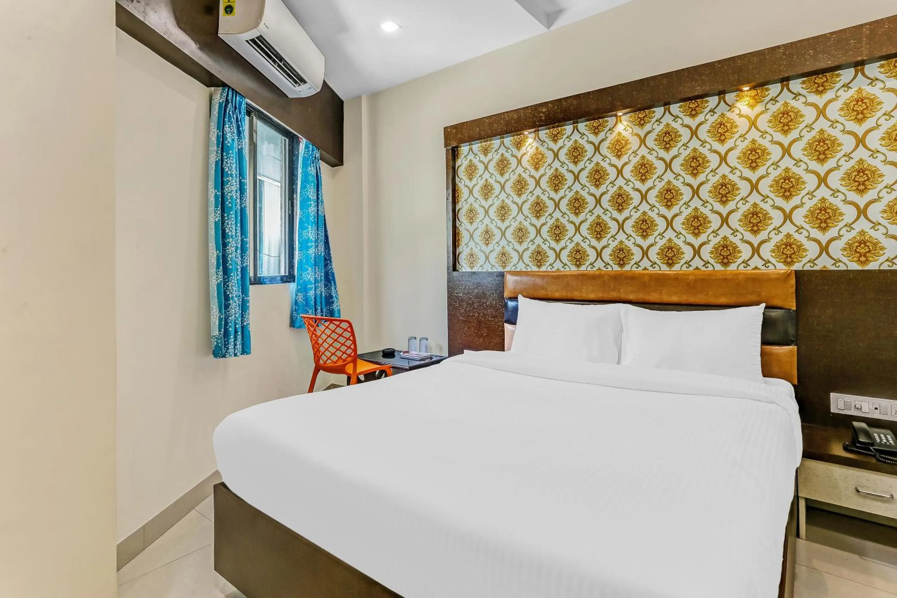 Bedroom, Bed in Capital O Geeta Palace