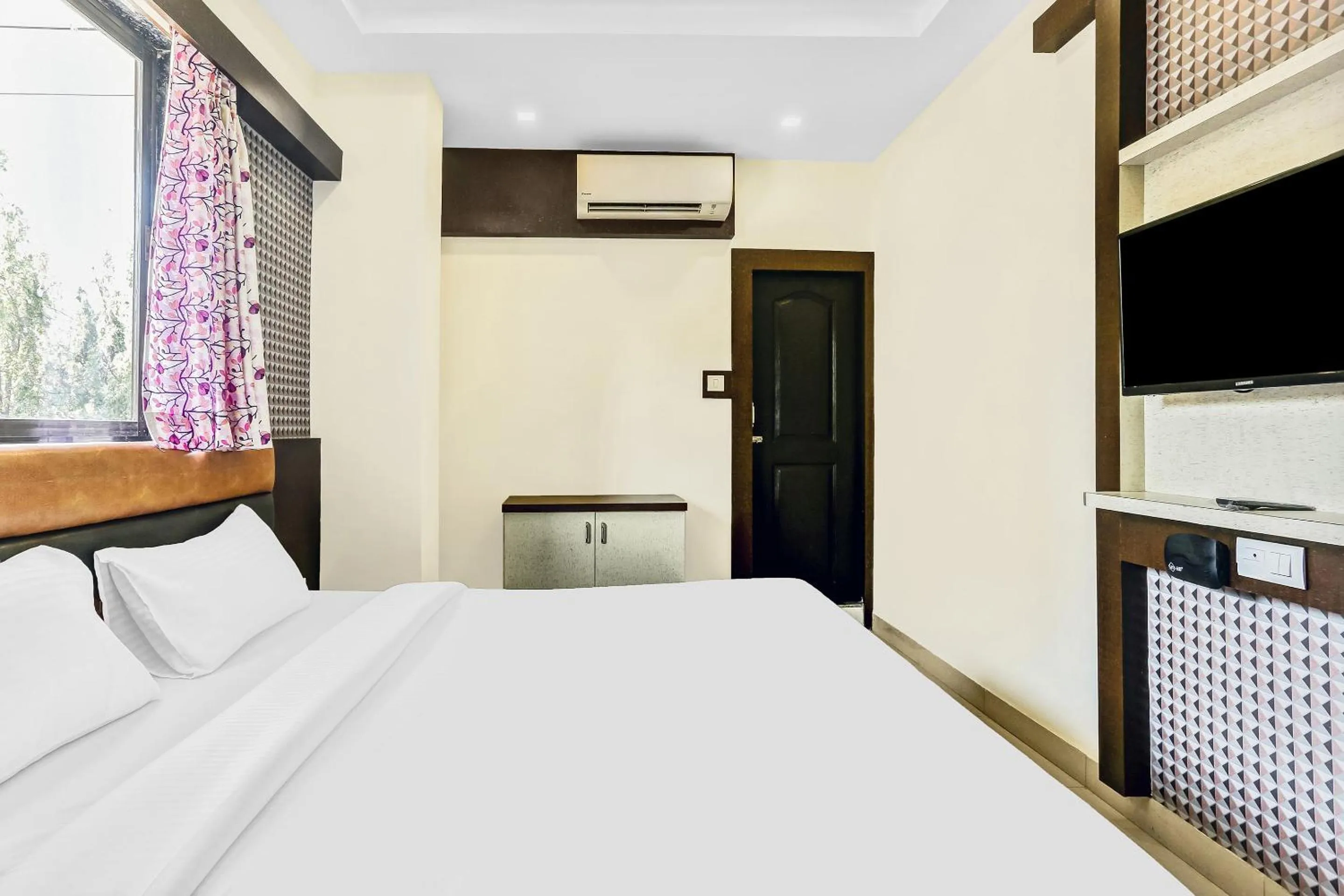 Bedroom, Bed in Capital O Geeta Palace