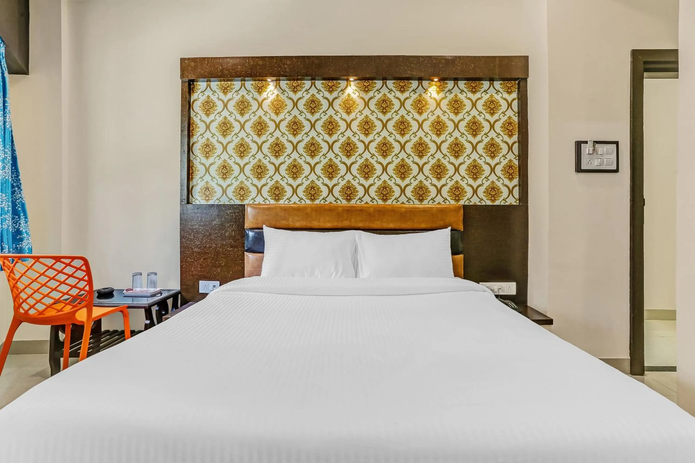 Bedroom, Bed in Capital O Geeta Palace