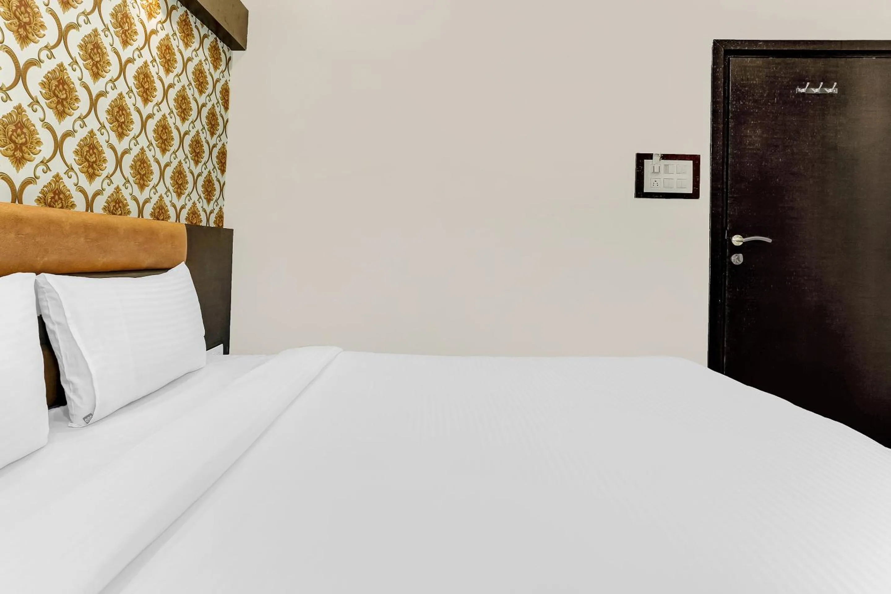 Bedroom, Bed in Capital O Geeta Palace