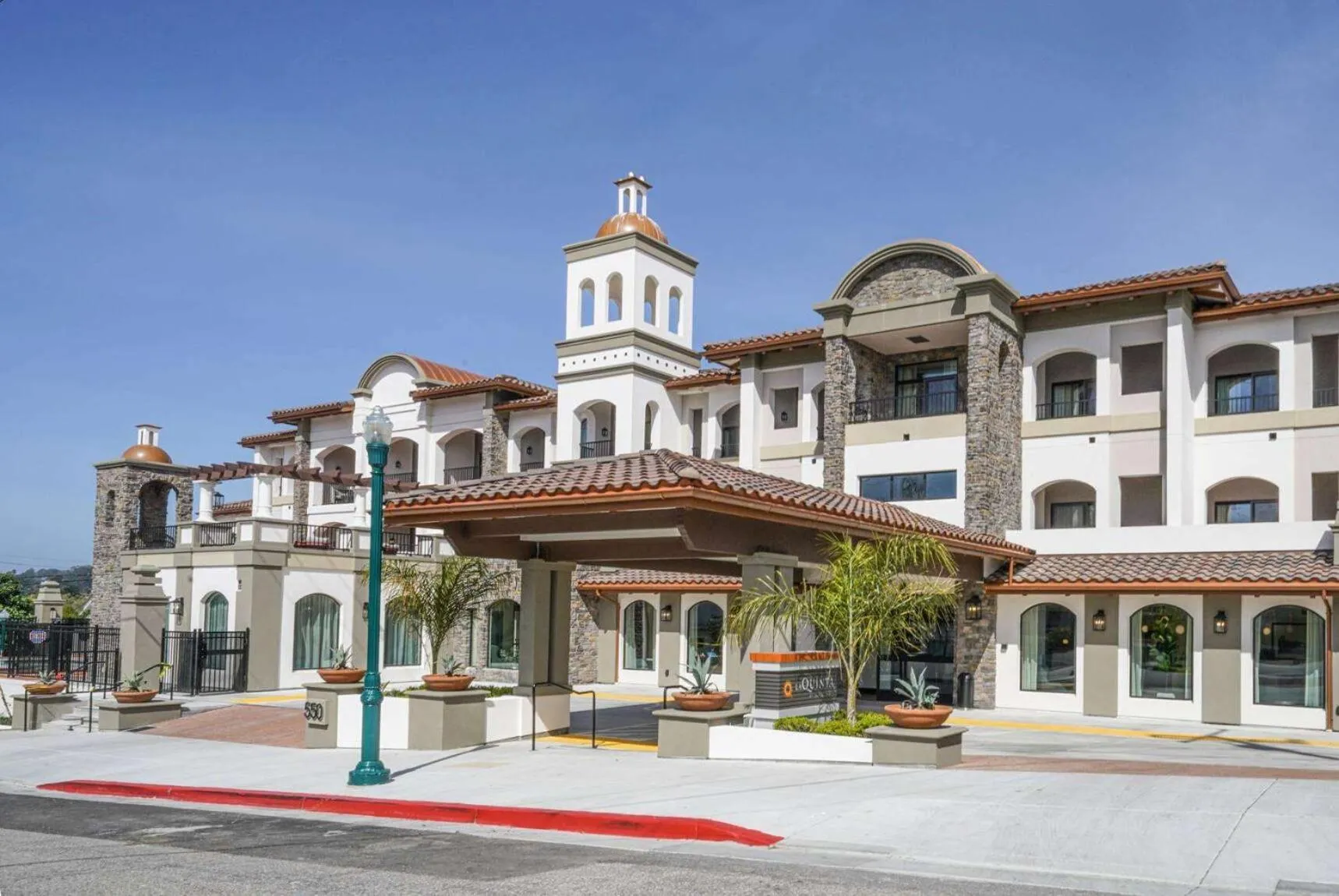 Property building in La Quinta Inn & Suites by Wyndham Santa Cruz