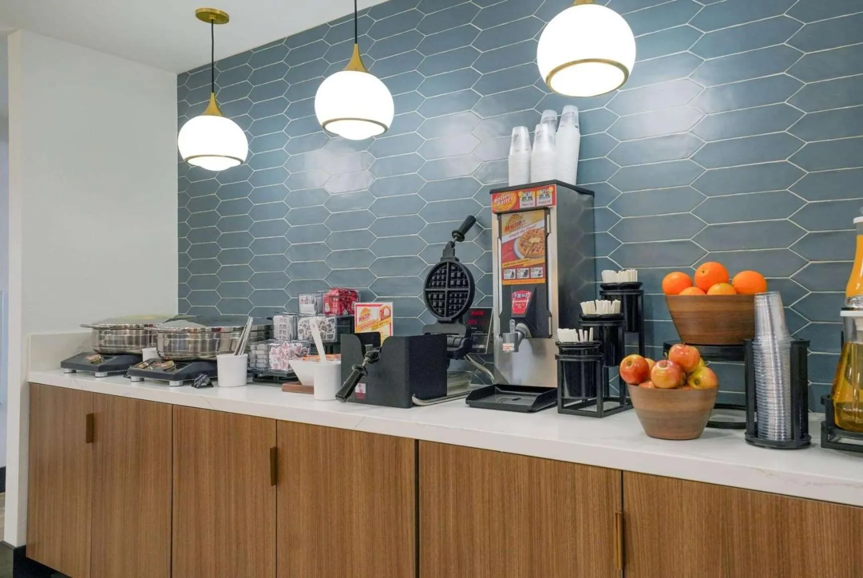 Breakfast in La Quinta Inn & Suites by Wyndham Santa Cruz