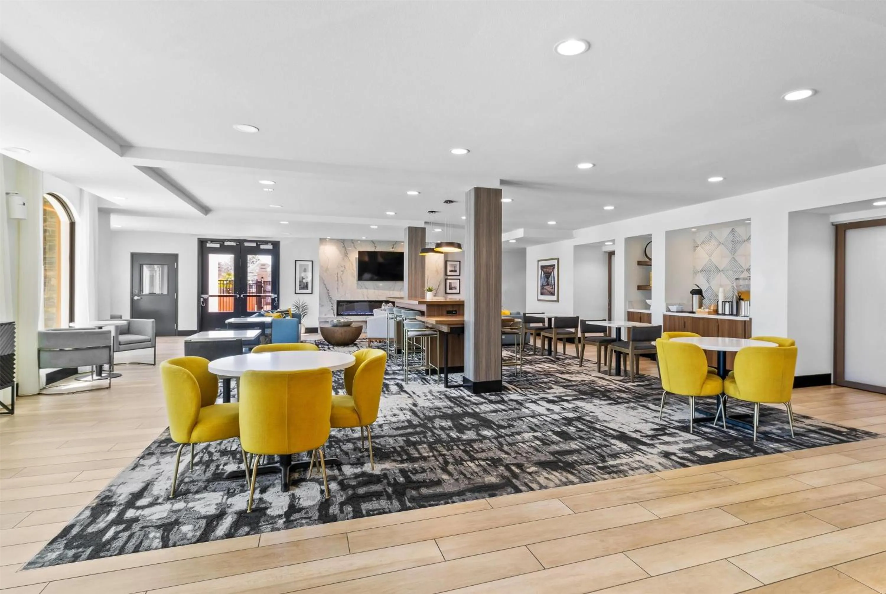 Communal lounge/ TV room in La Quinta Inn & Suites by Wyndham Santa Cruz