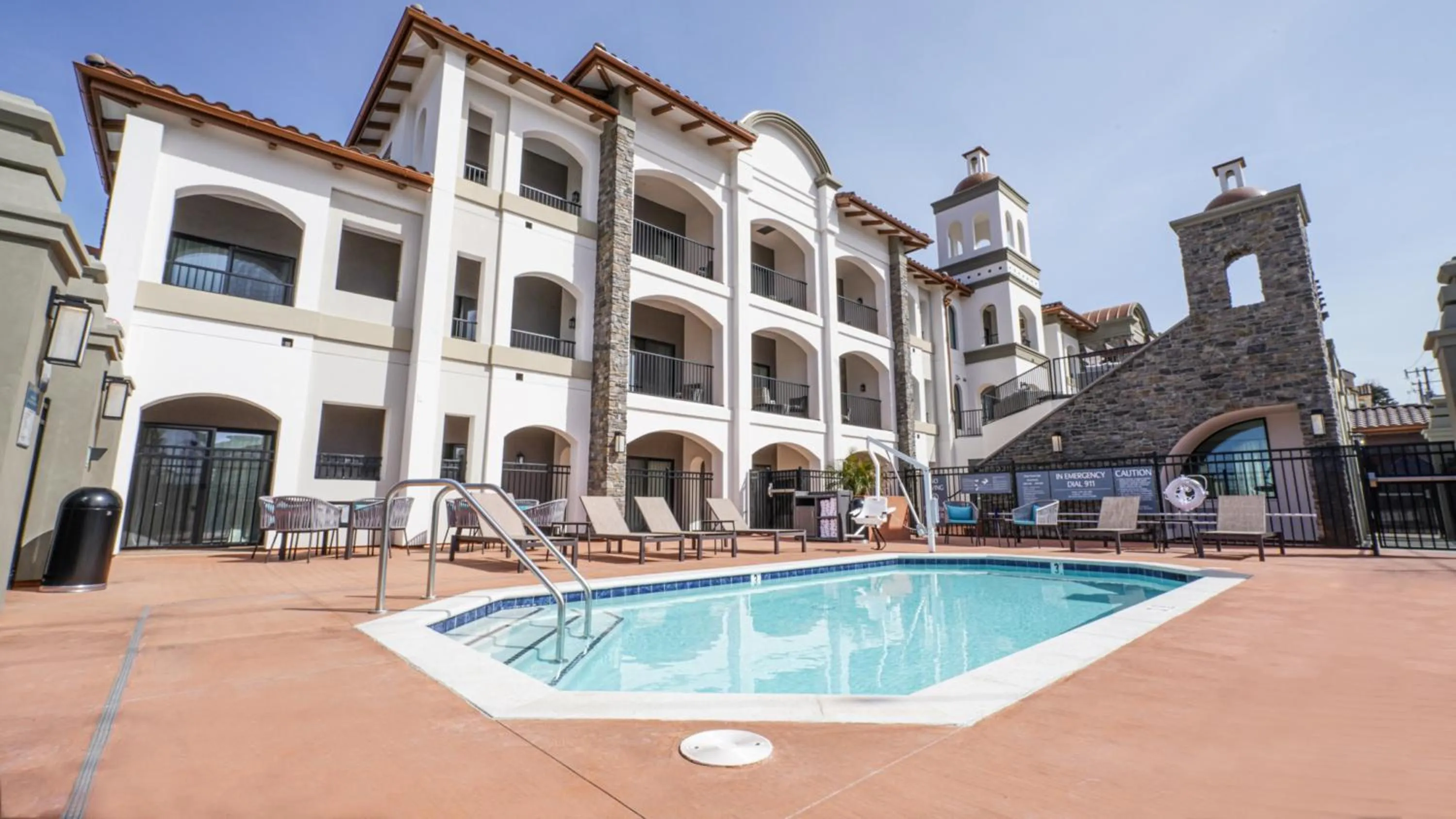 Swimming pool in La Quinta Inn & Suites by Wyndham Santa Cruz