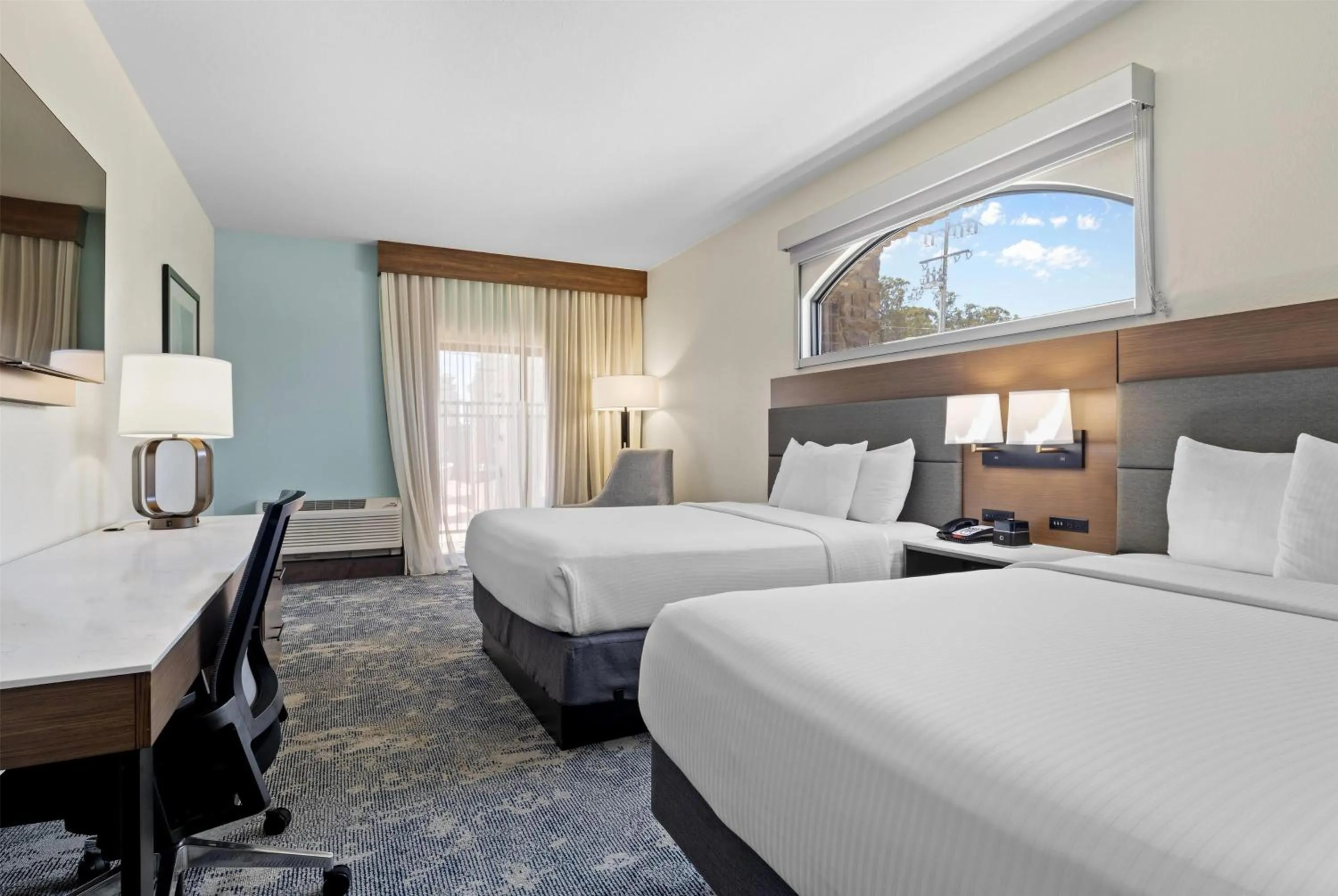 Photo of the whole room, Bed in La Quinta Inn & Suites by Wyndham Santa Cruz