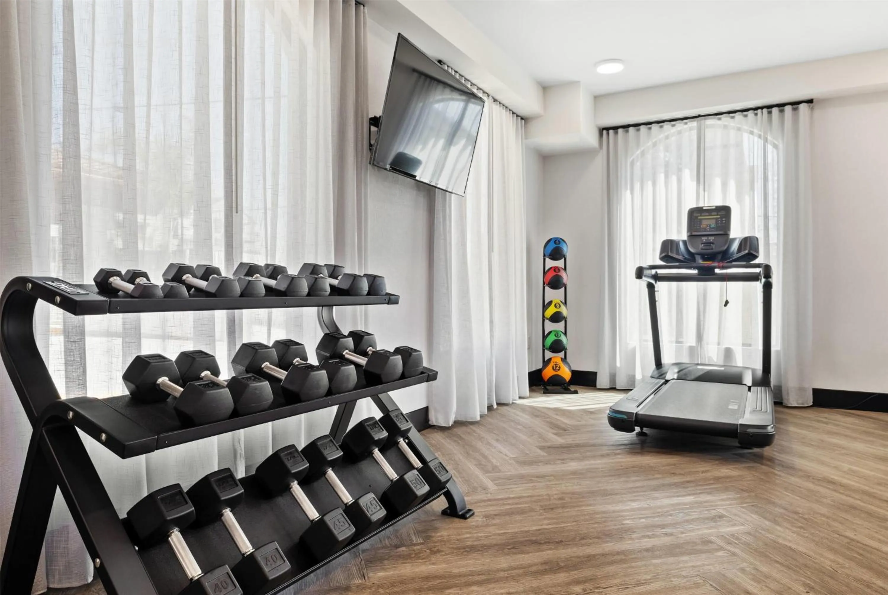 Fitness centre/facilities in La Quinta Inn & Suites by Wyndham Santa Cruz