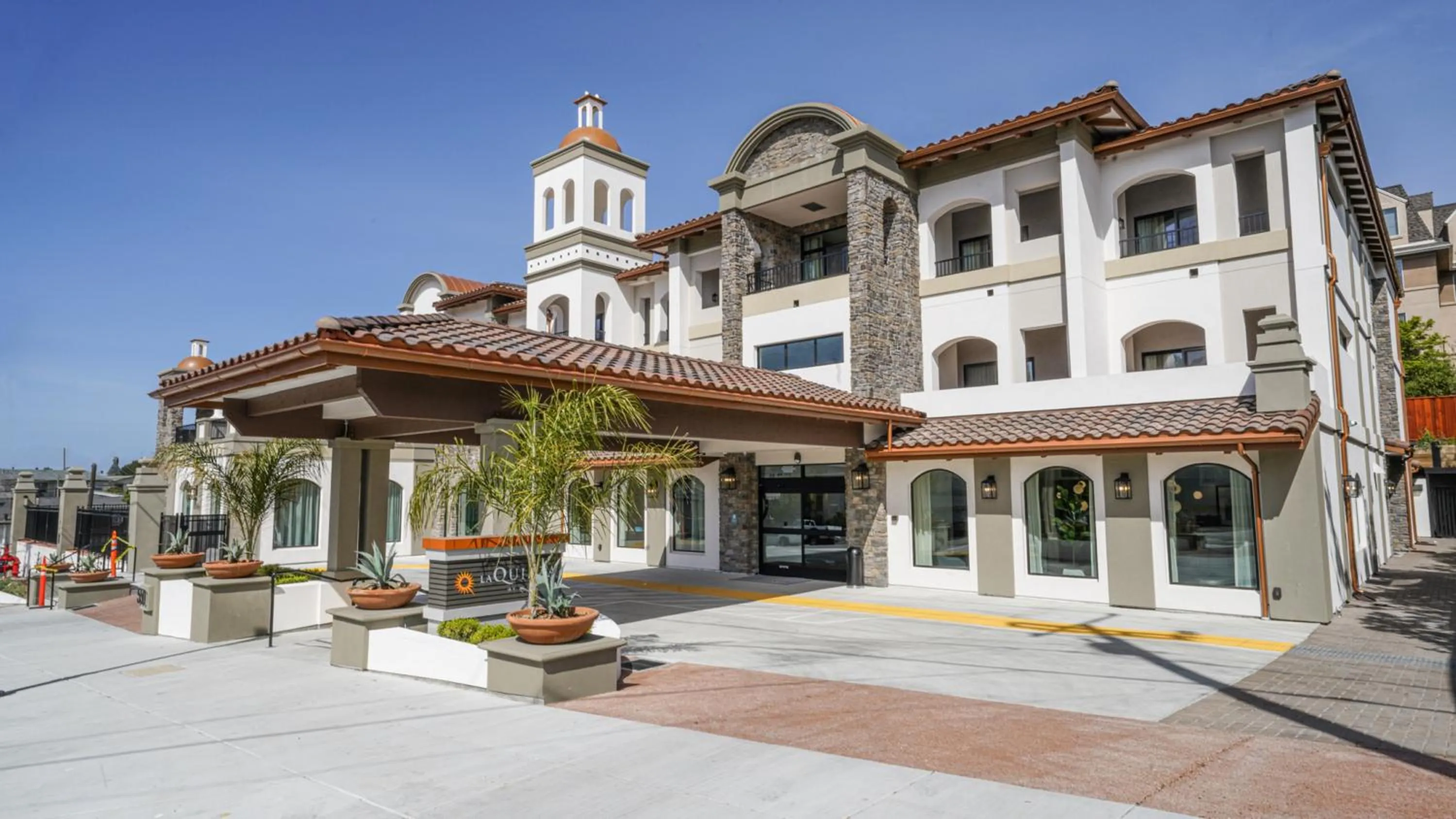 Property building in La Quinta Inn & Suites by Wyndham Santa Cruz