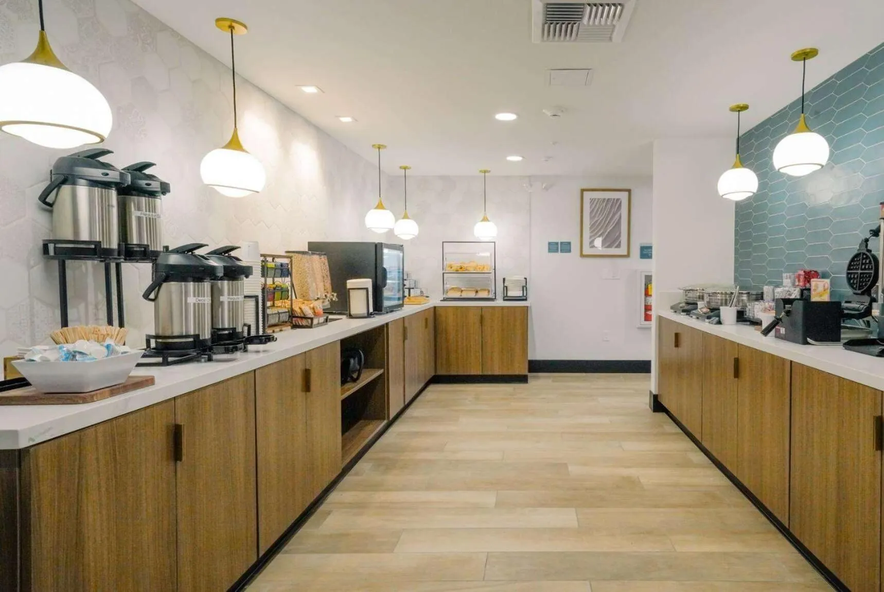 Breakfast in La Quinta Inn & Suites by Wyndham Santa Cruz