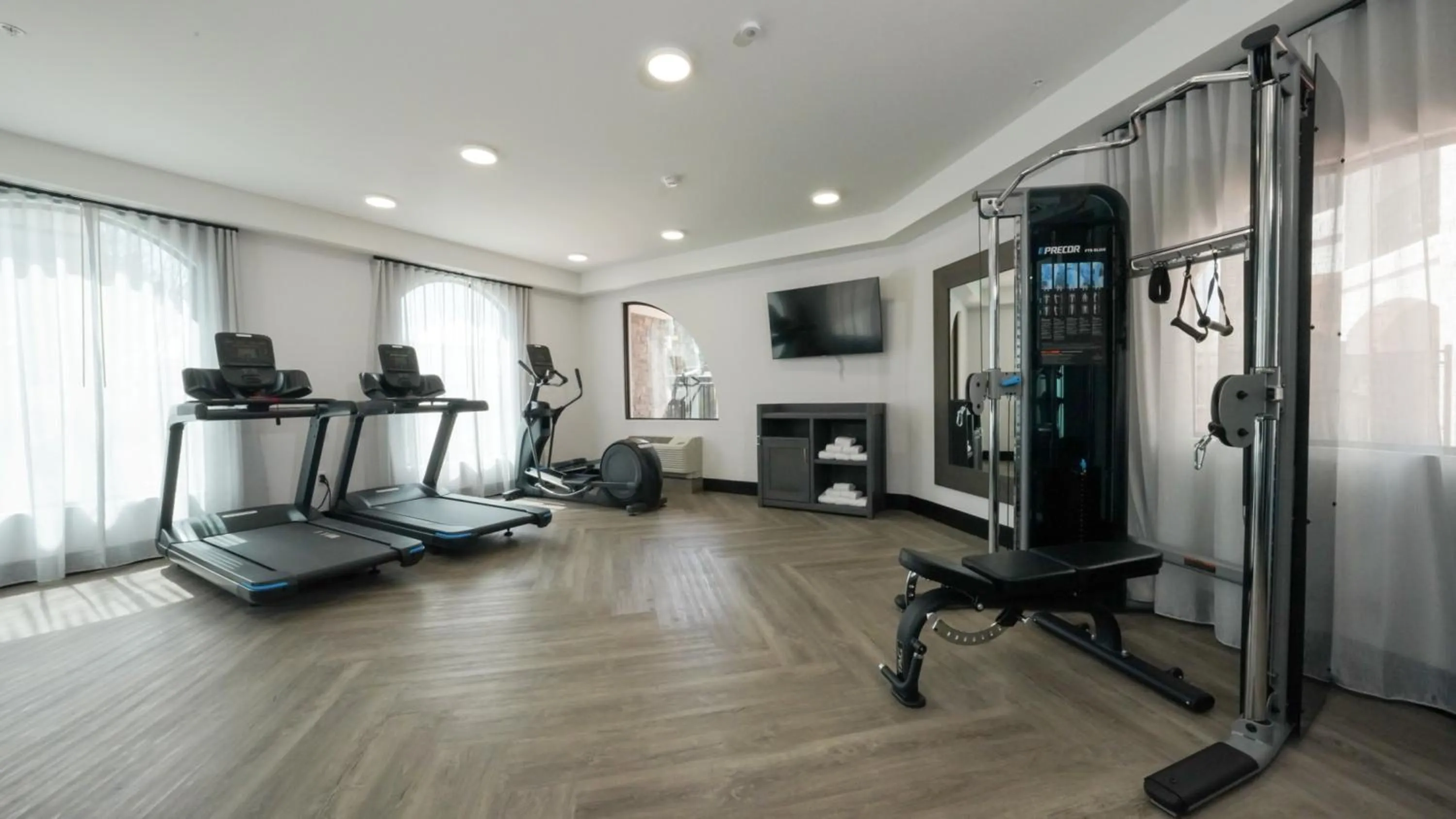 Fitness centre/facilities in La Quinta Inn & Suites by Wyndham Santa Cruz