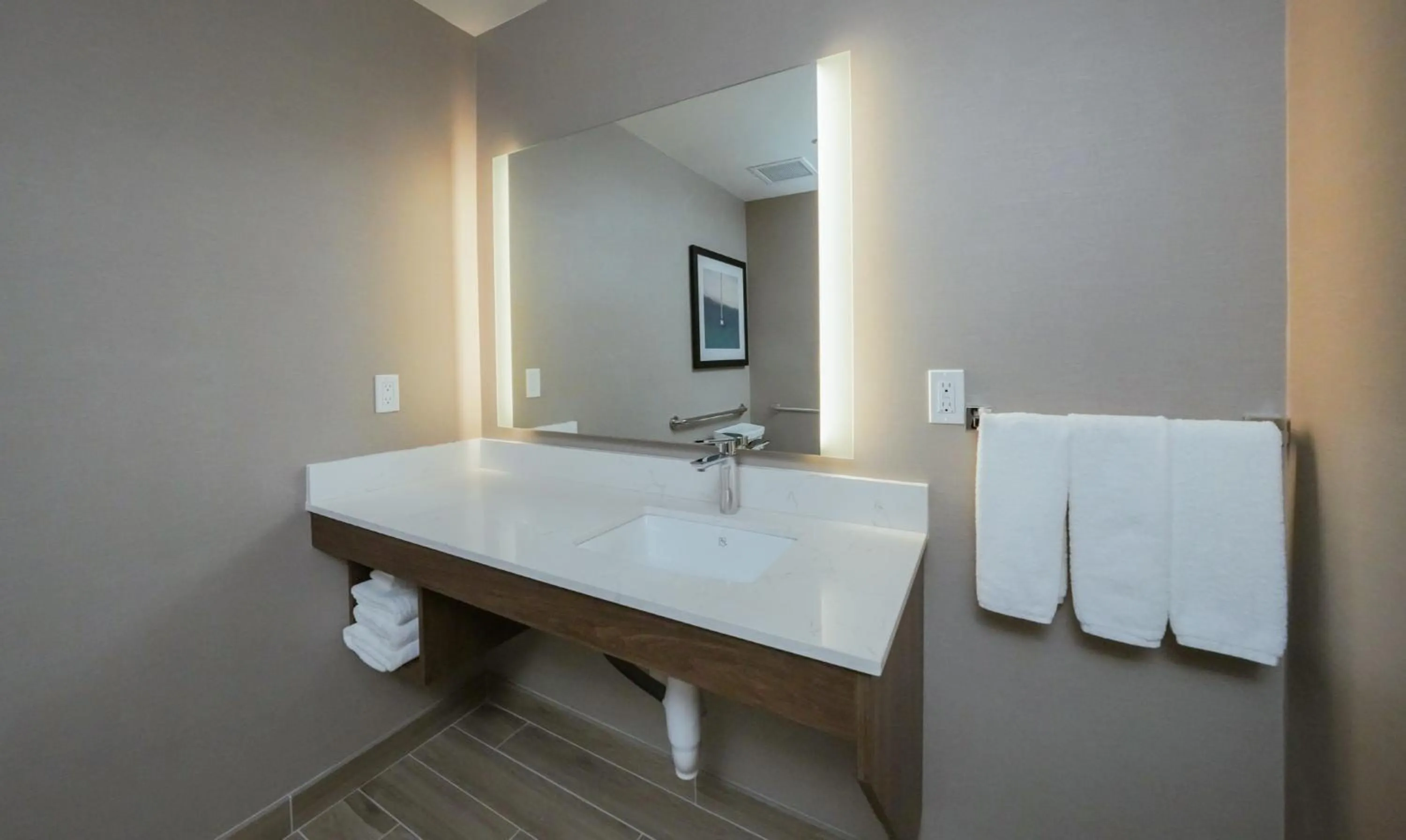 Bathroom in La Quinta Inn & Suites by Wyndham Santa Cruz