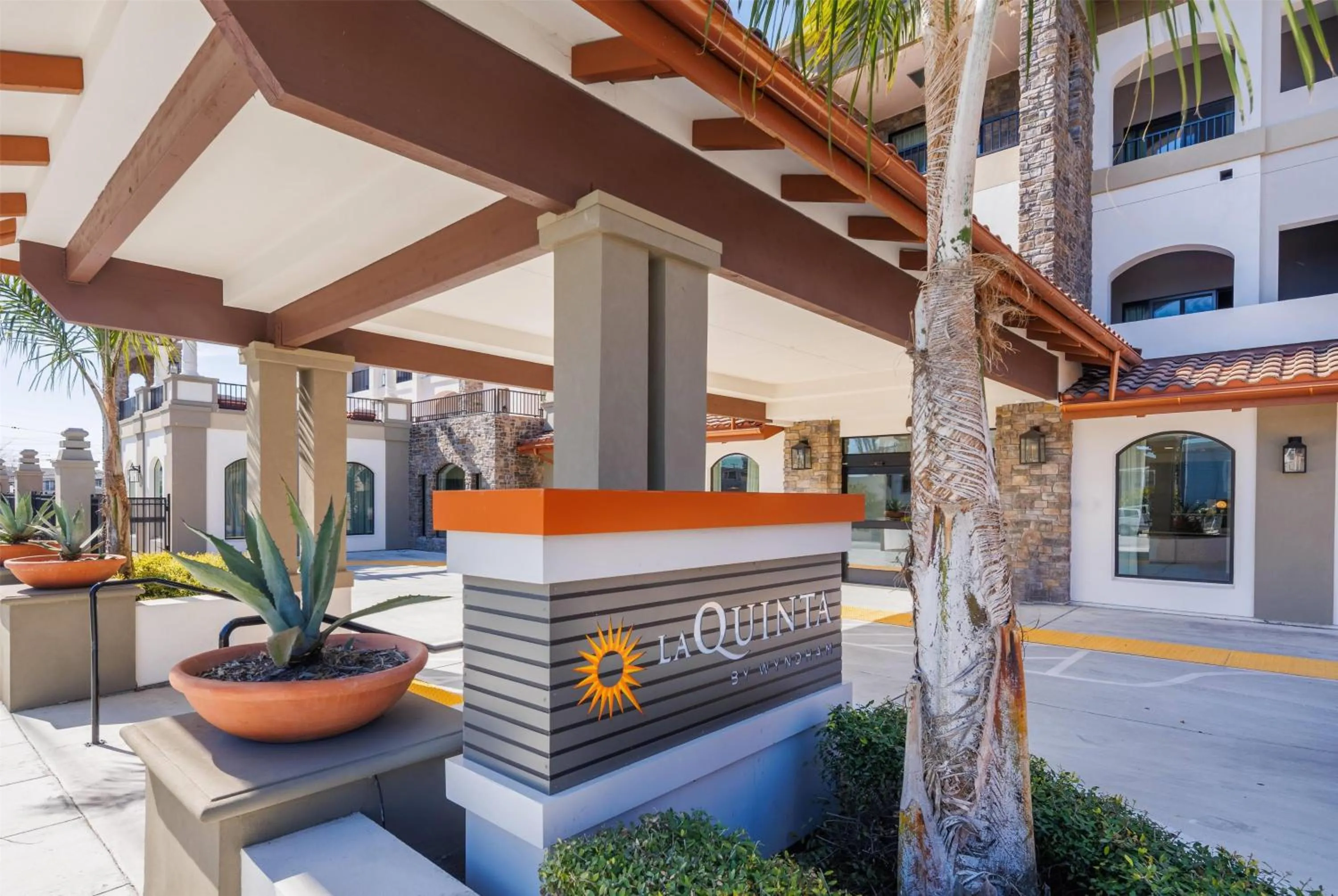 Property building in La Quinta Inn & Suites by Wyndham Santa Cruz