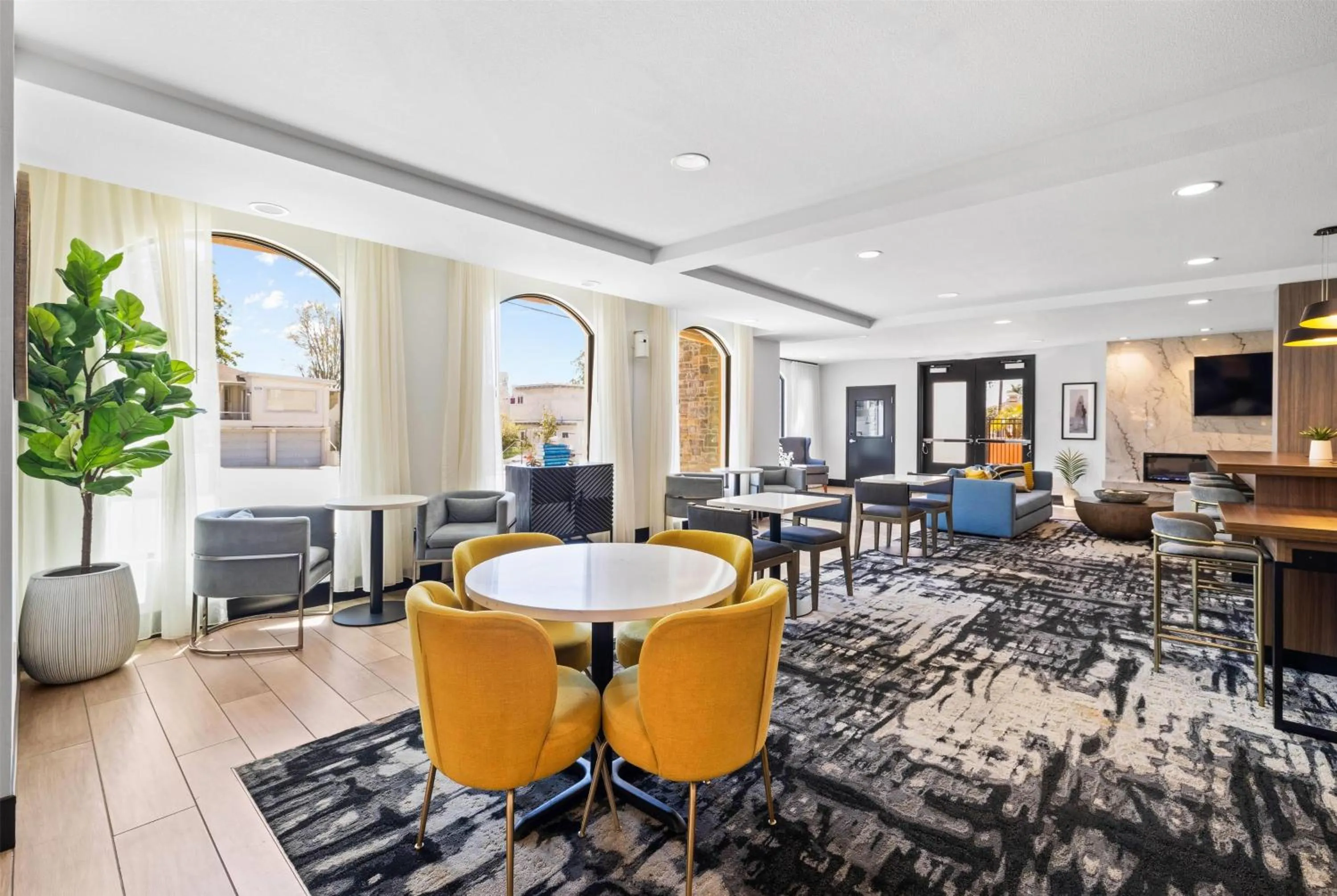 Communal lounge/ TV room in La Quinta Inn & Suites by Wyndham Santa Cruz