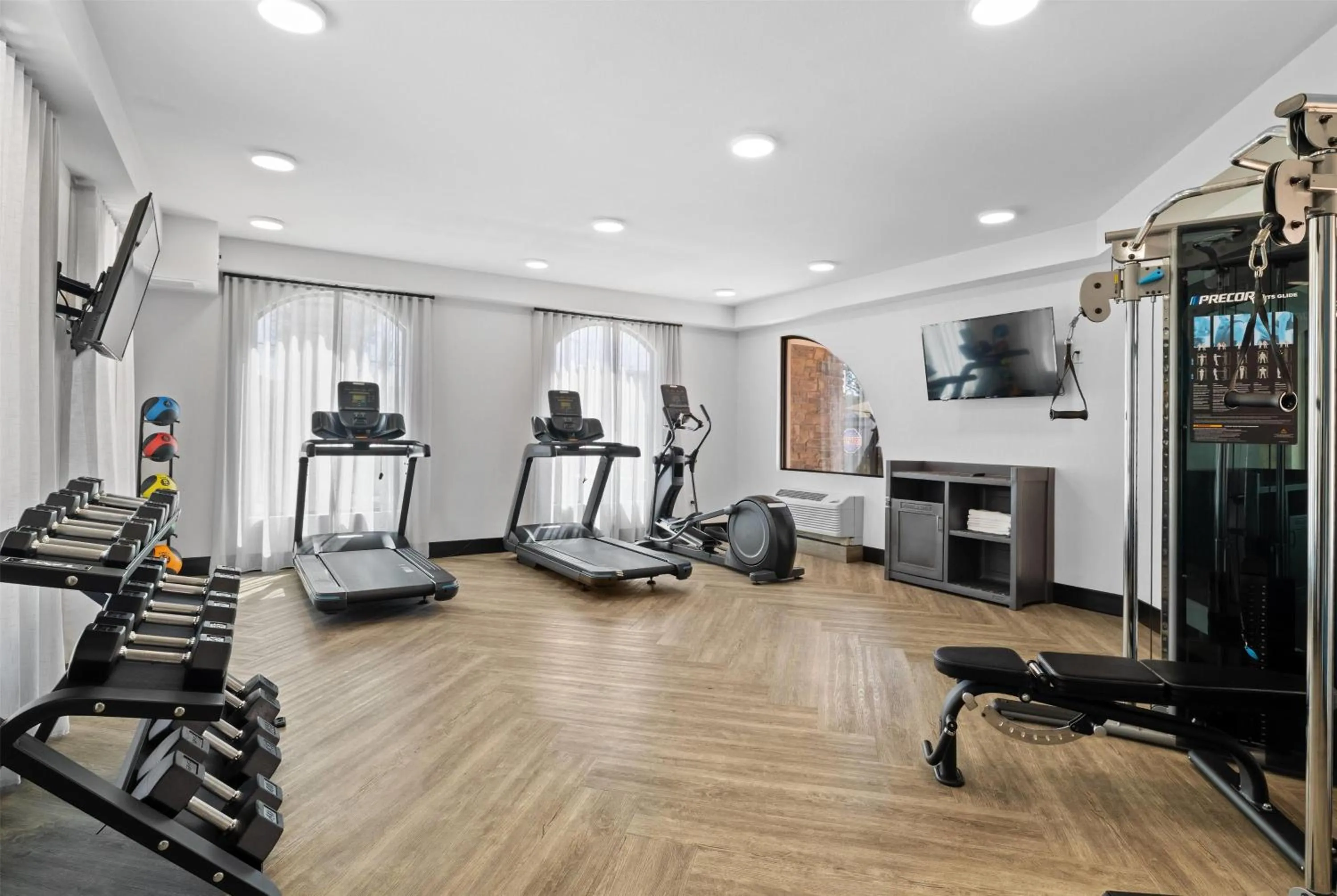 Fitness centre/facilities in La Quinta Inn & Suites by Wyndham Santa Cruz