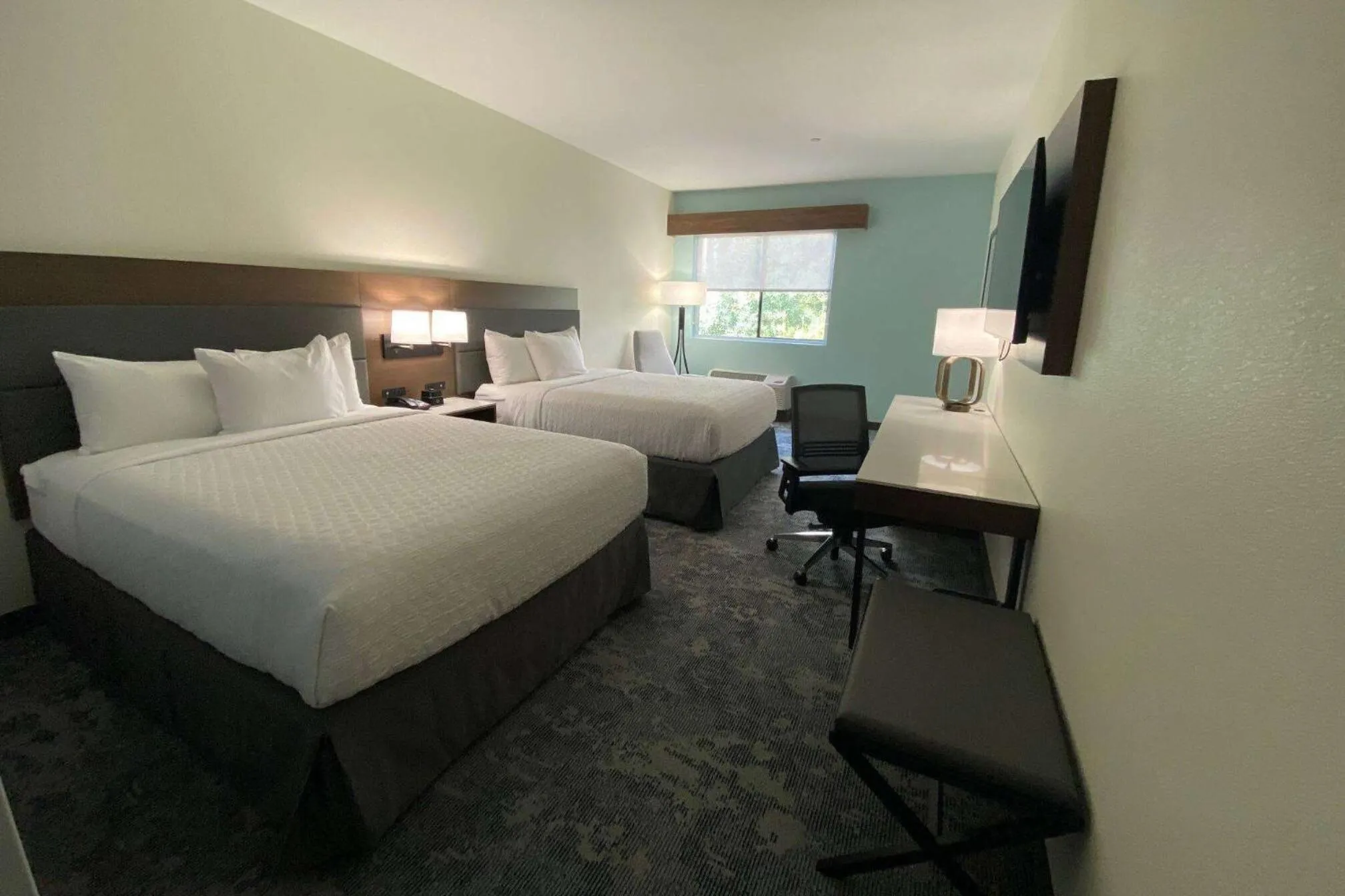 Photo of the whole room, Bed in La Quinta Inn & Suites by Wyndham Santa Cruz
