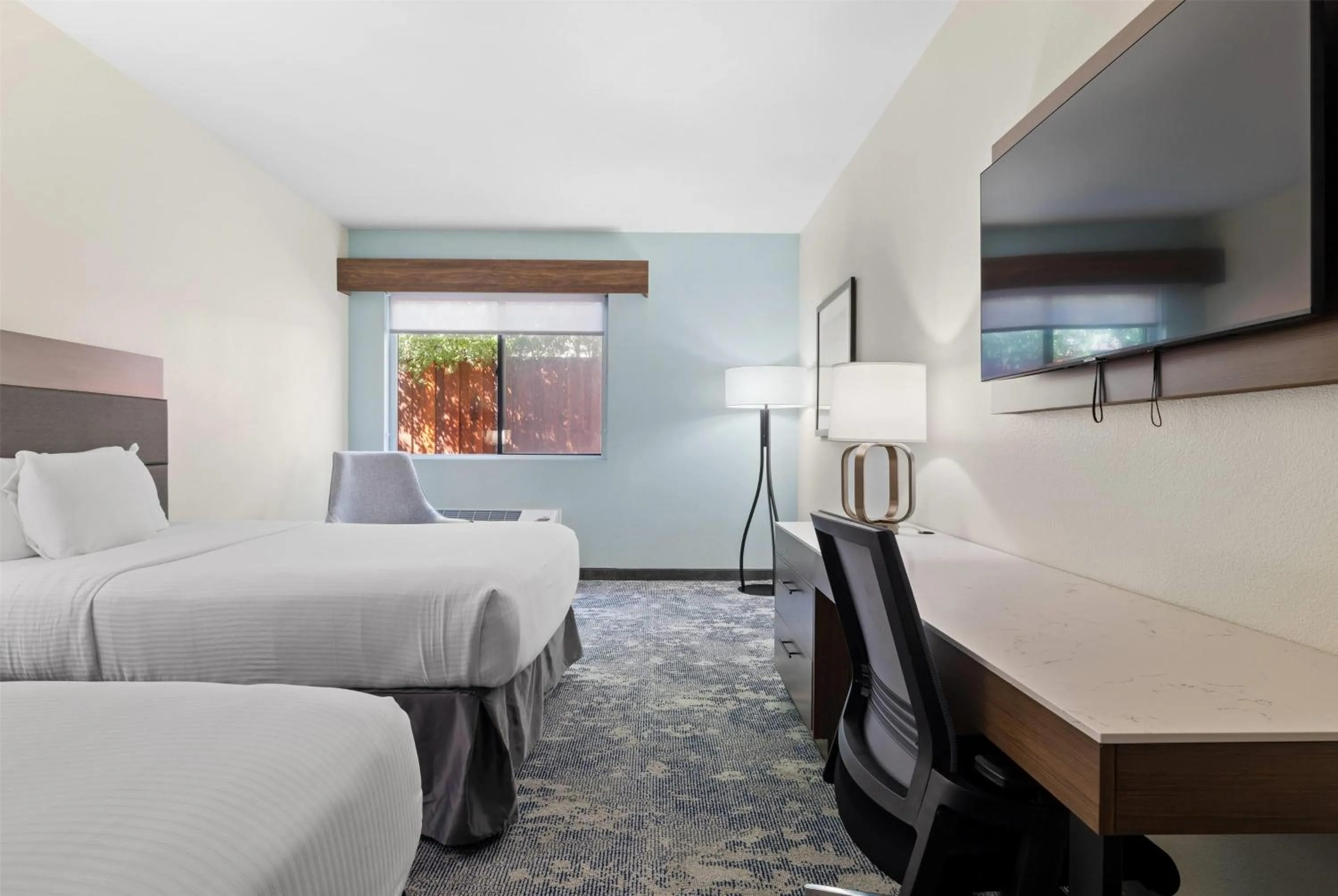 Photo of the whole room, Bed in La Quinta Inn & Suites by Wyndham Santa Cruz