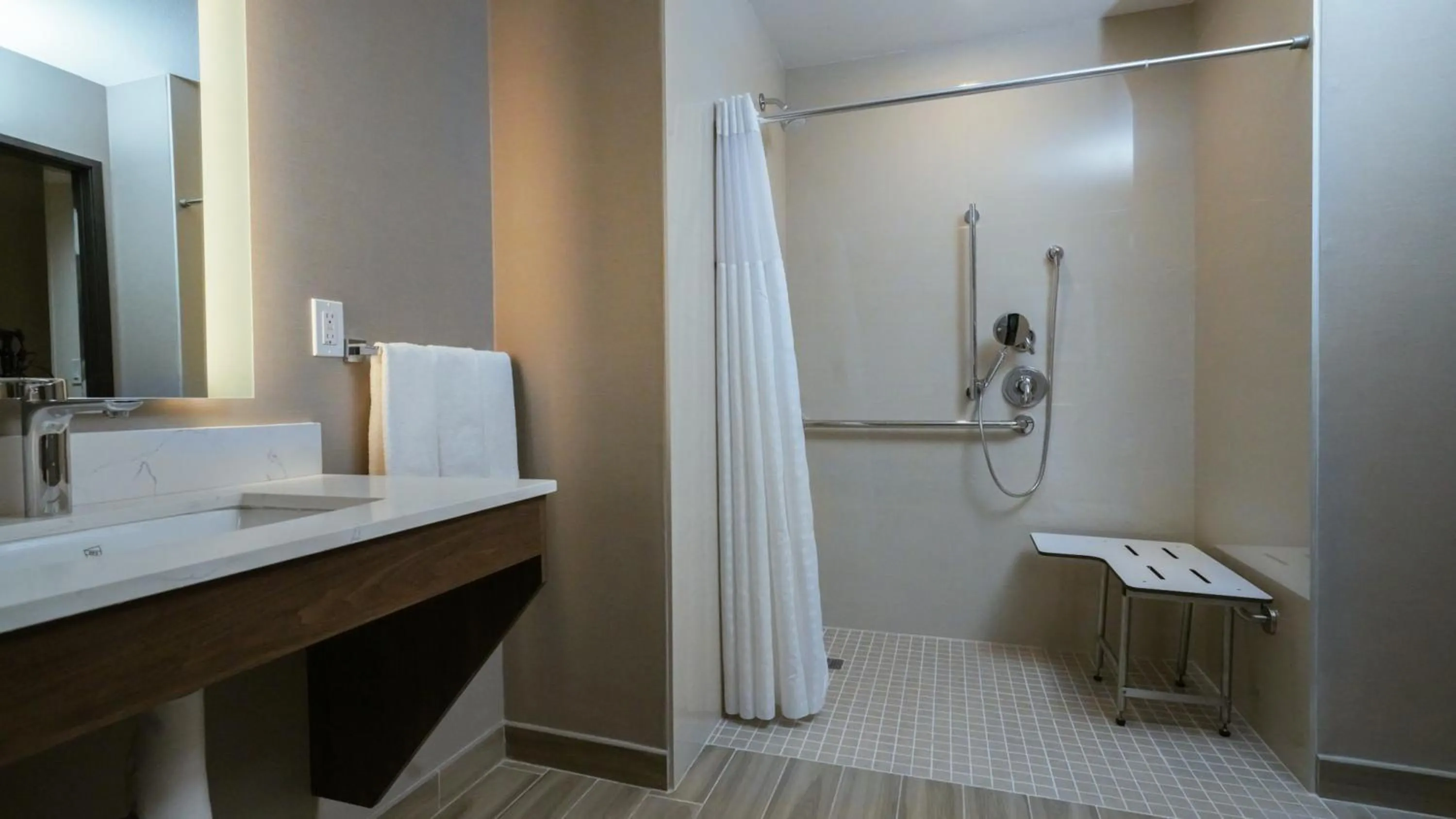 Bathroom in La Quinta Inn & Suites by Wyndham Santa Cruz
