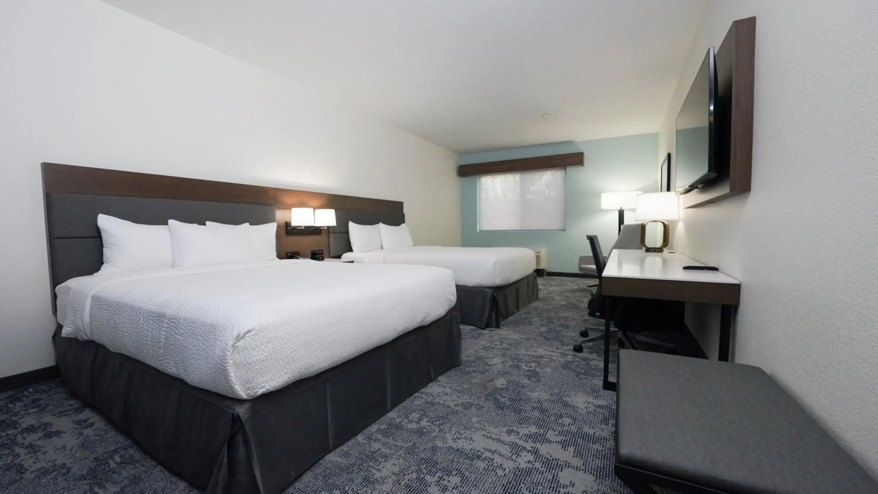 Bed in La Quinta Inn & Suites by Wyndham Santa Cruz