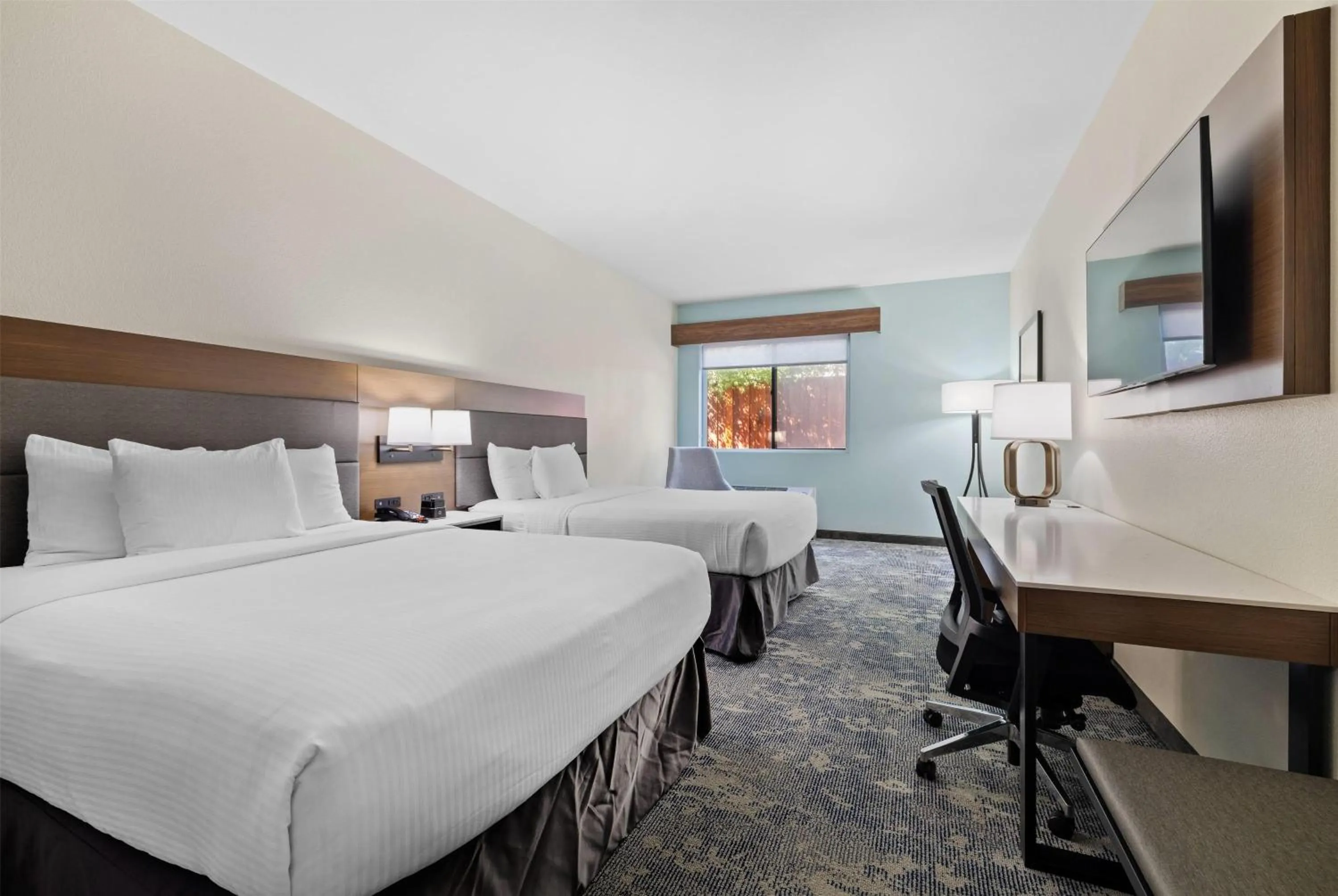 Photo of the whole room, Bed in La Quinta Inn & Suites by Wyndham Santa Cruz