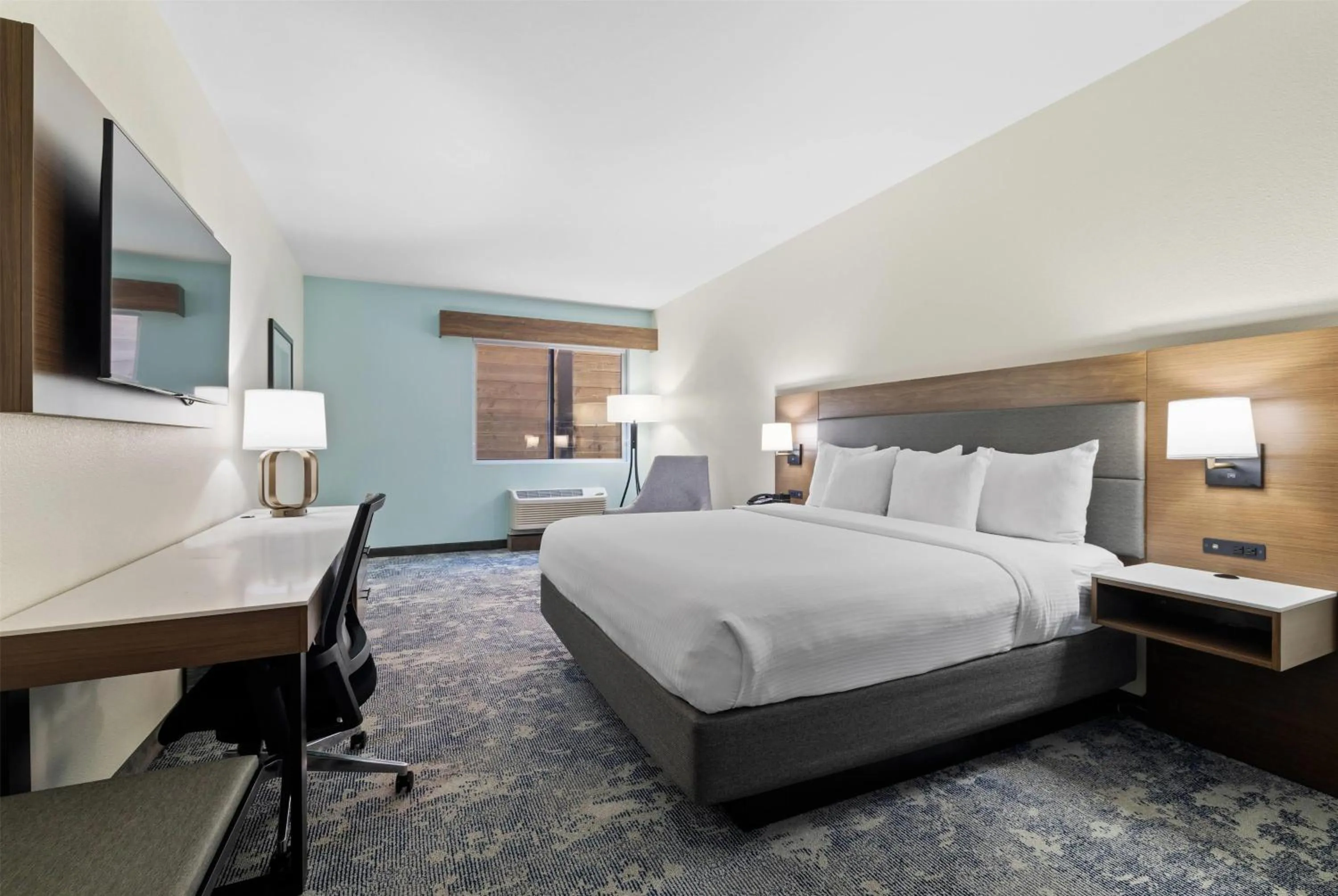 Photo of the whole room, Bed in La Quinta Inn & Suites by Wyndham Santa Cruz