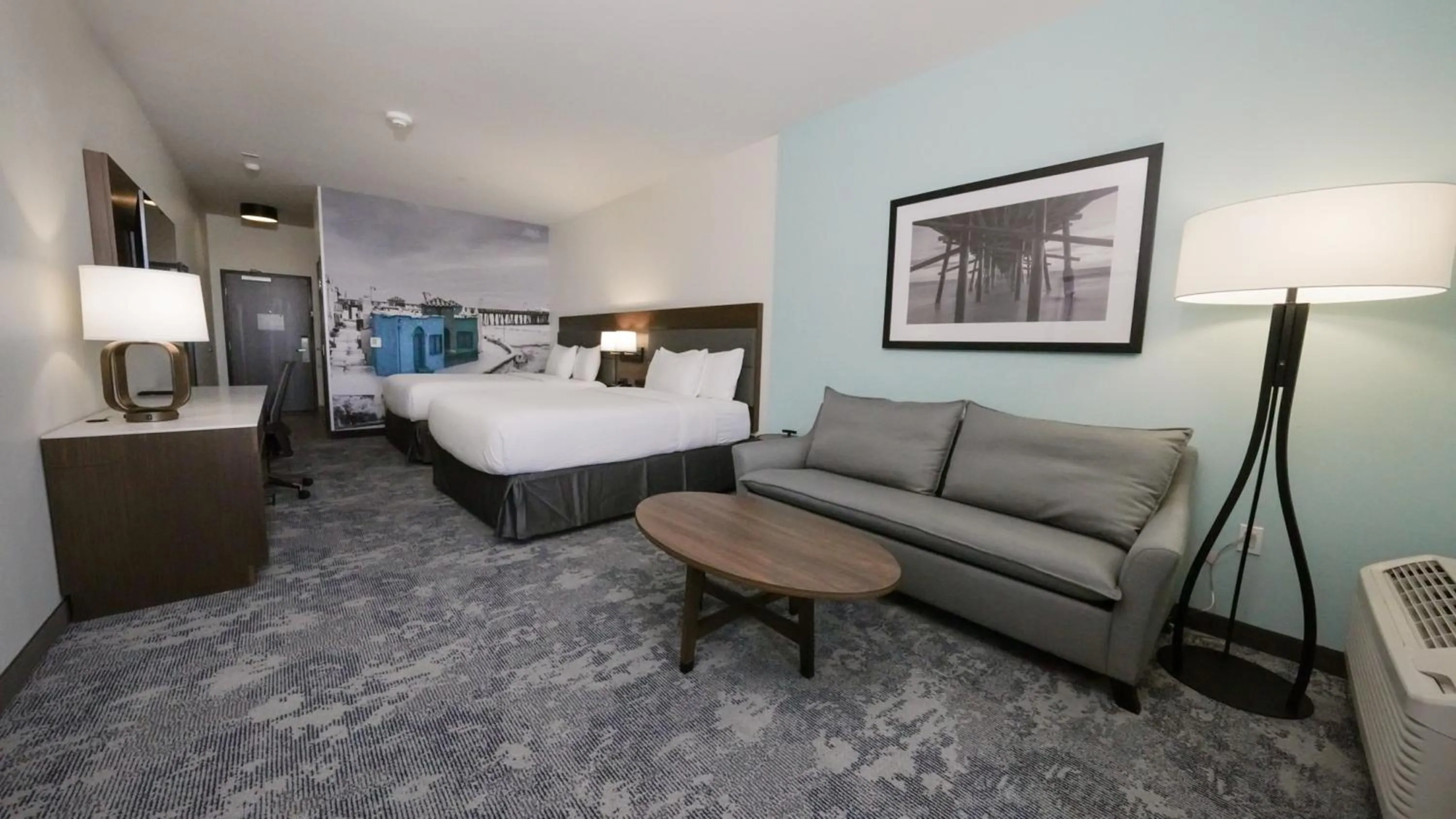 Bed in La Quinta Inn & Suites by Wyndham Santa Cruz
