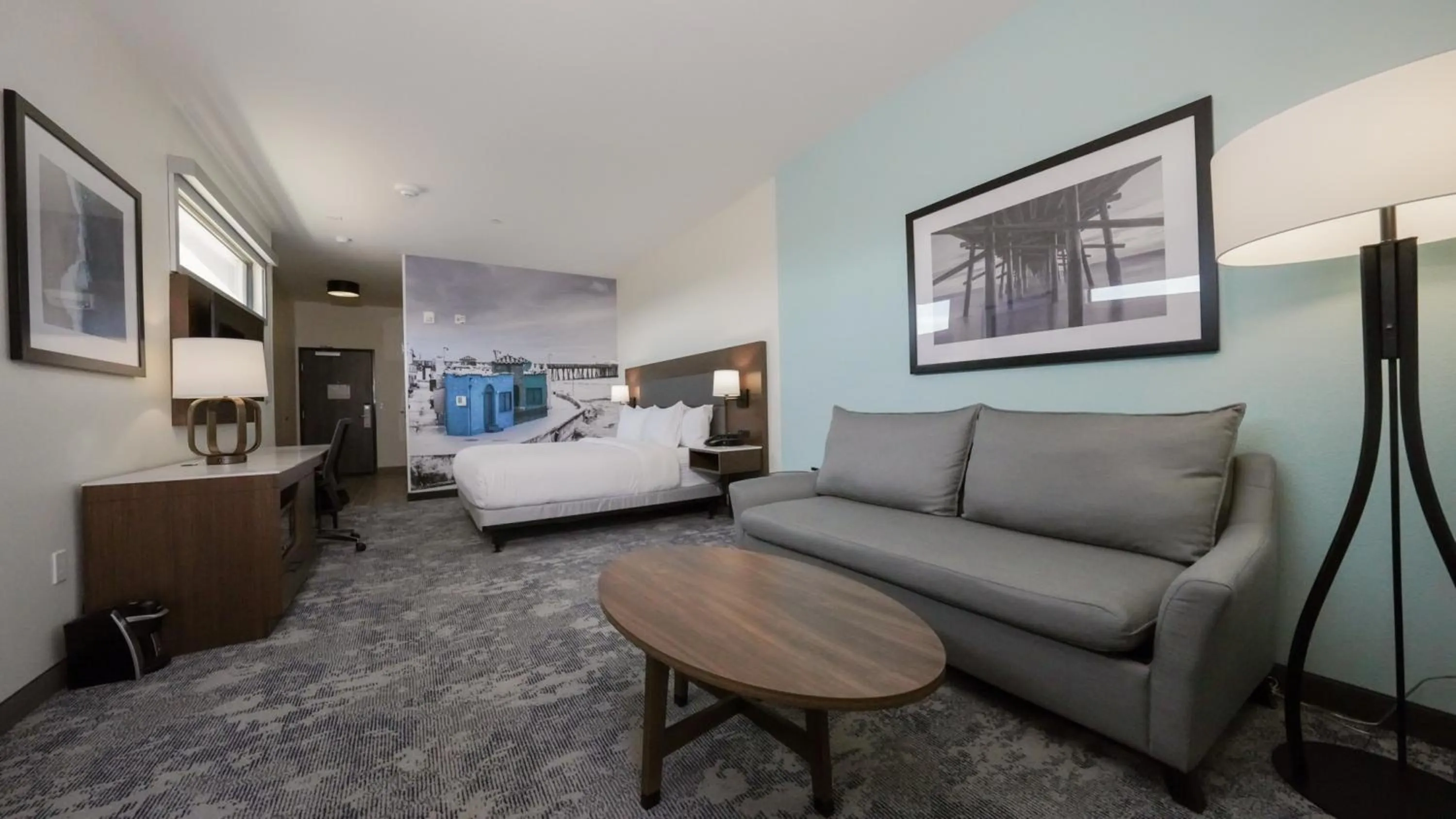 Seating area, Bed in La Quinta Inn & Suites by Wyndham Santa Cruz